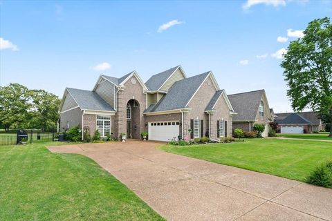 Photo of 235 FAIROAKS DR, Oakland, TN 38060 (MLS # 10208203)