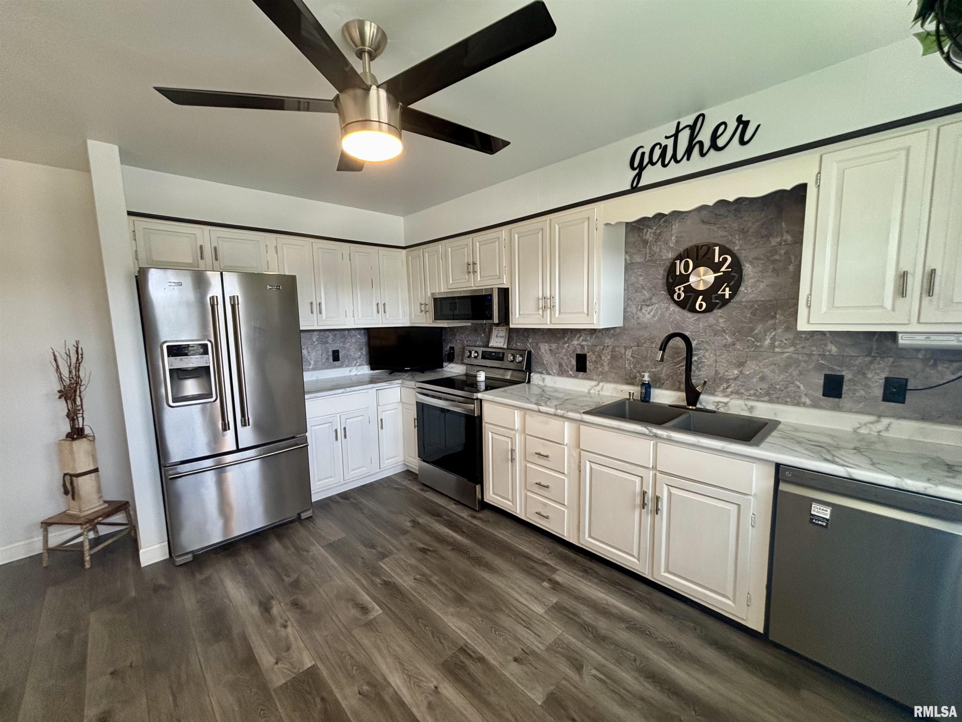 110 Country Court, De Witt, Iowa image 3