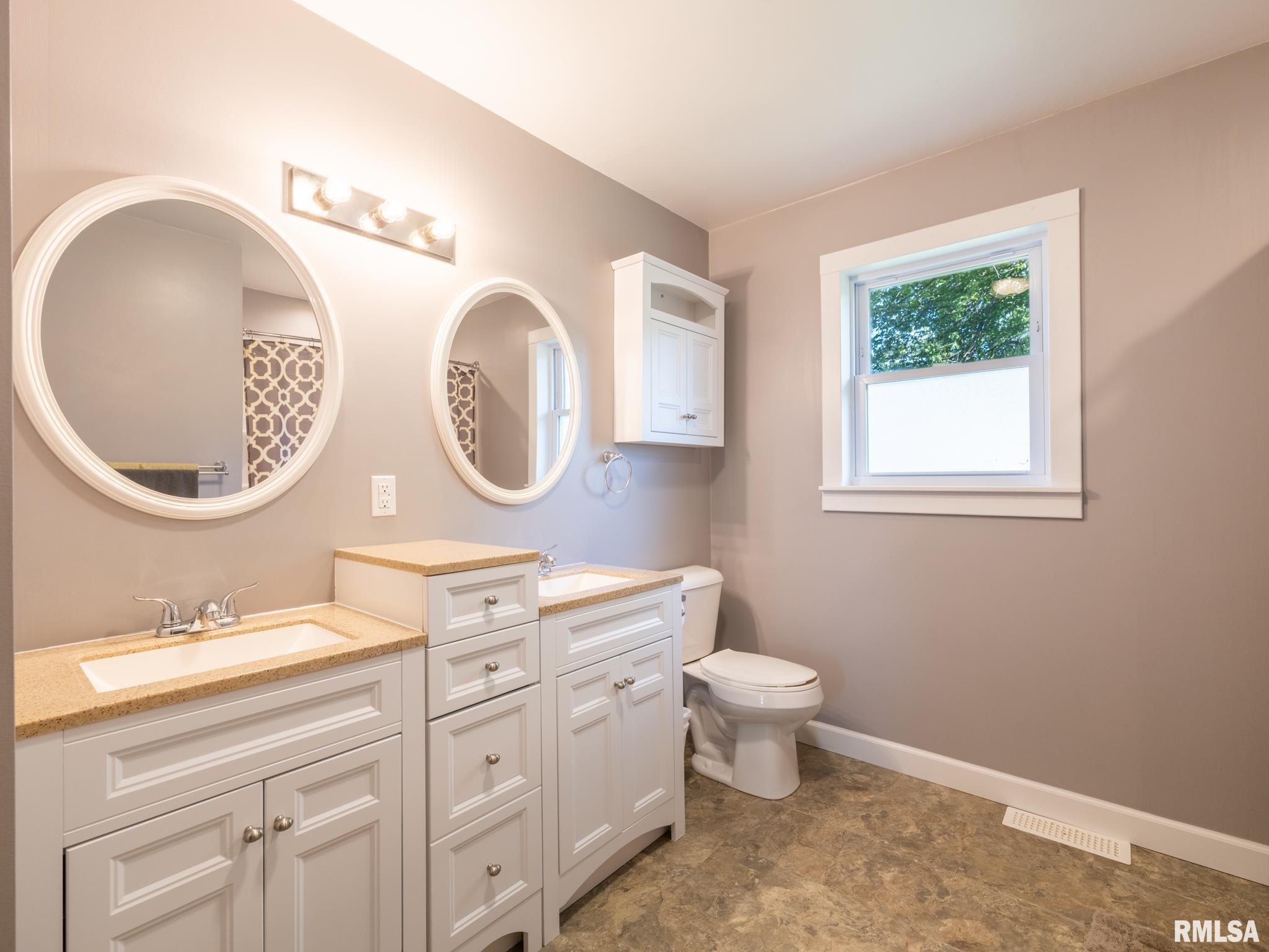 221 E Parkside Drive, Washburn, Illinois image 32