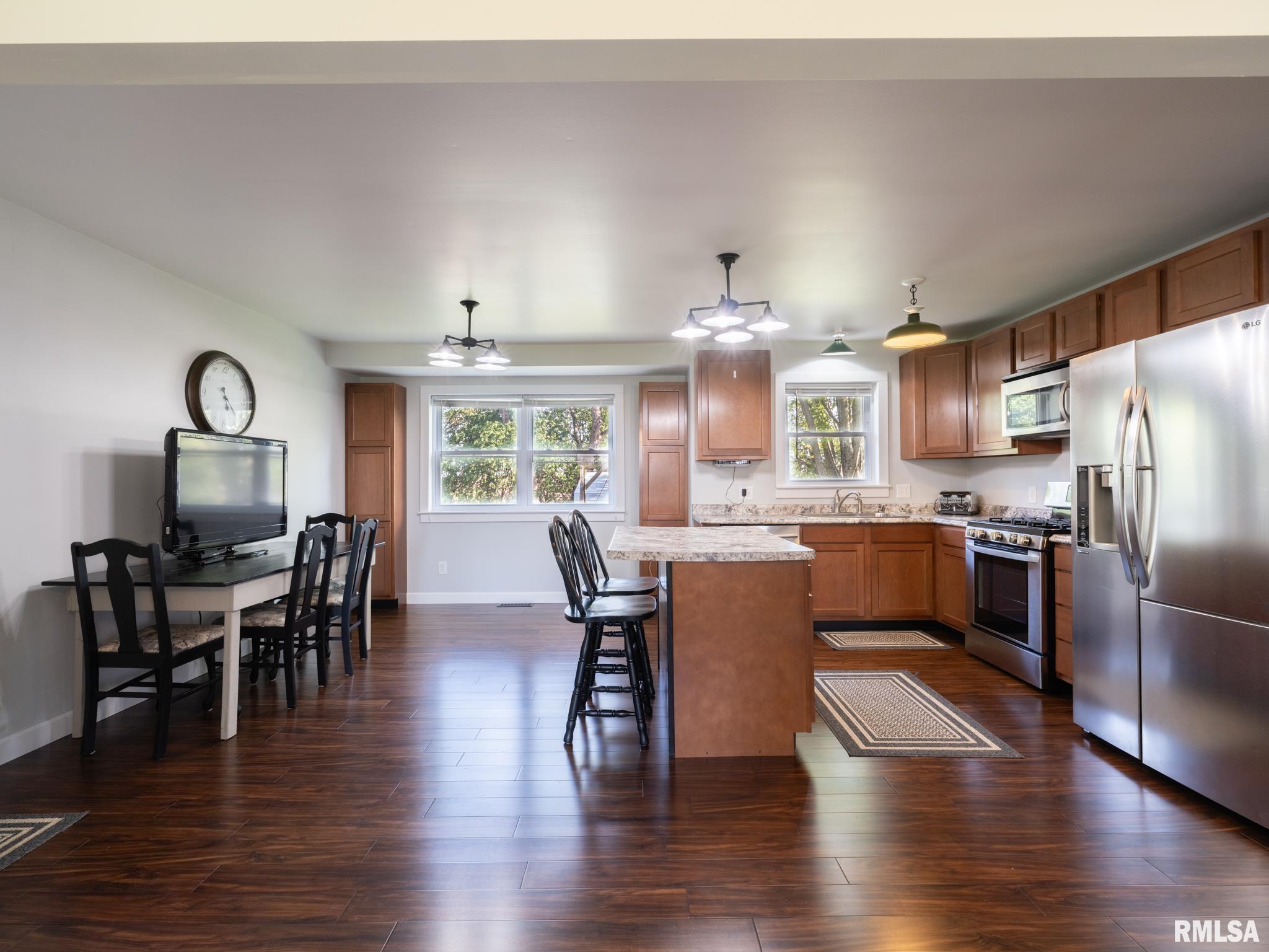 221 E Parkside Drive, Washburn, Illinois image 8