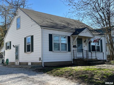 Photo of 805 W WASHINGTON Street, Pittsfield, IL 62363 (MLS # CA1043074)