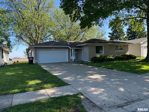 Photo of 715 E Heights Avenue, Taylorville, IL 62568 (MLS # CA1043407)