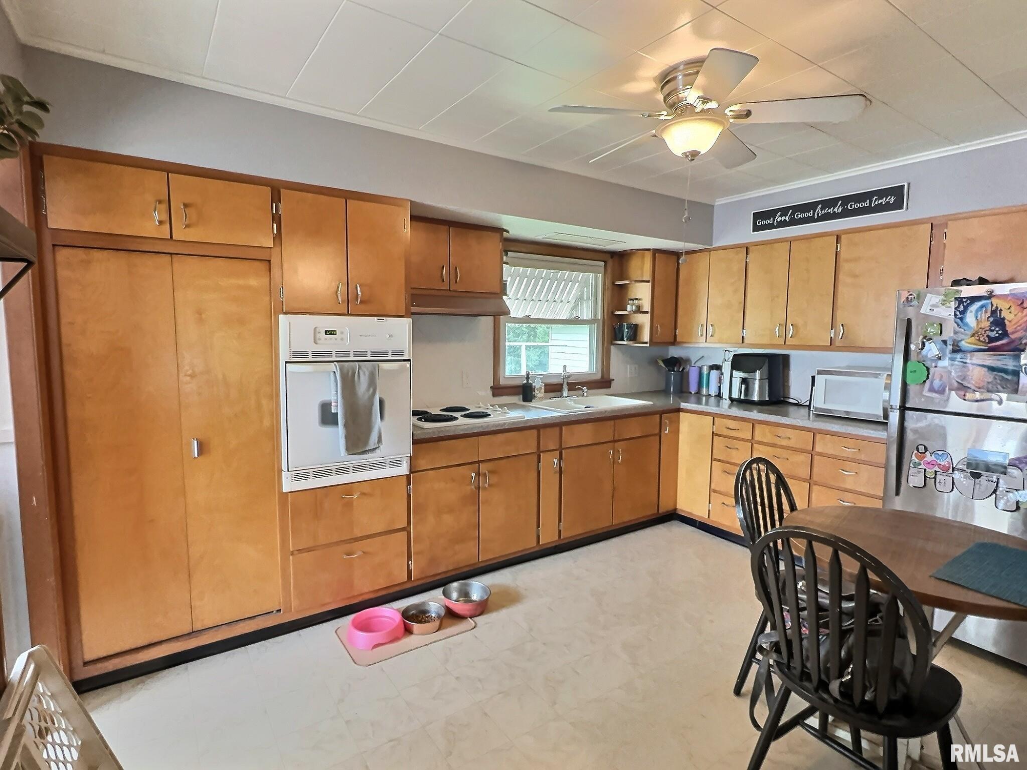 1324 Grandview Drive, Clinton, Iowa image 6