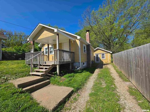 Photo of 224 GRANDVIEW Avenue, East Peoria, IL 61611 (MLS # PA1265816)