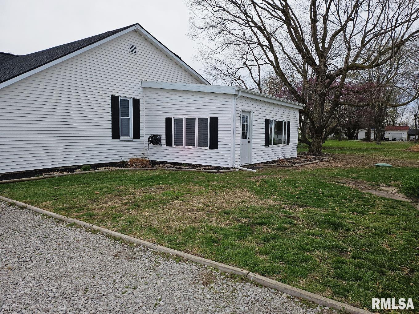 102 W Grand Street, Modesto, Illinois image 6