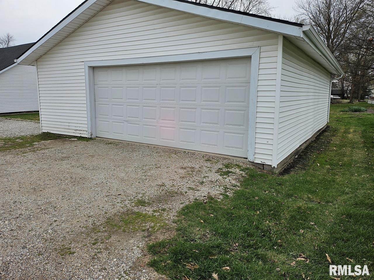 102 W Grand Street, Modesto, Illinois image 8