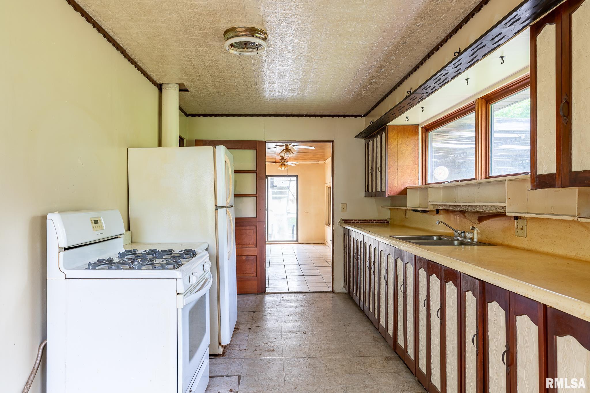 225 13th Street, Silvis, Illinois image 6