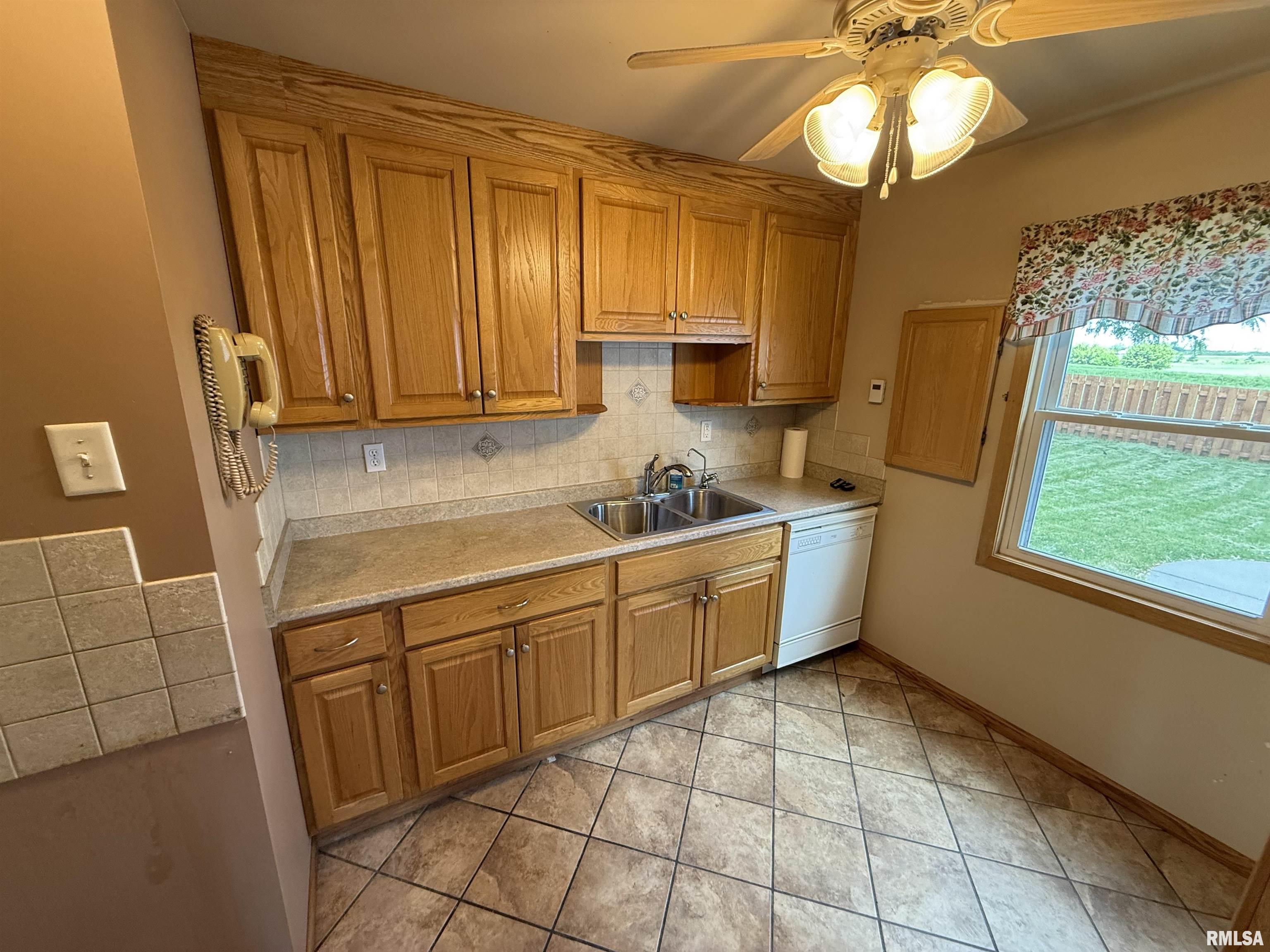 2006 W 75th Place, Davenport, Iowa image 6