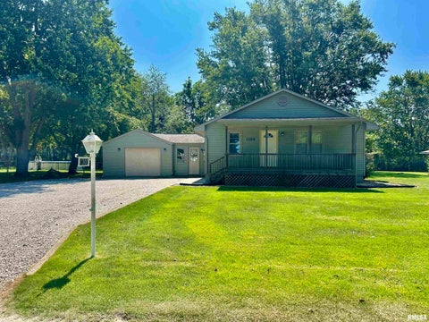 Homes For Sale - 1300 E Franklin Street<br/> Christian County, Taylorville, IL 62568