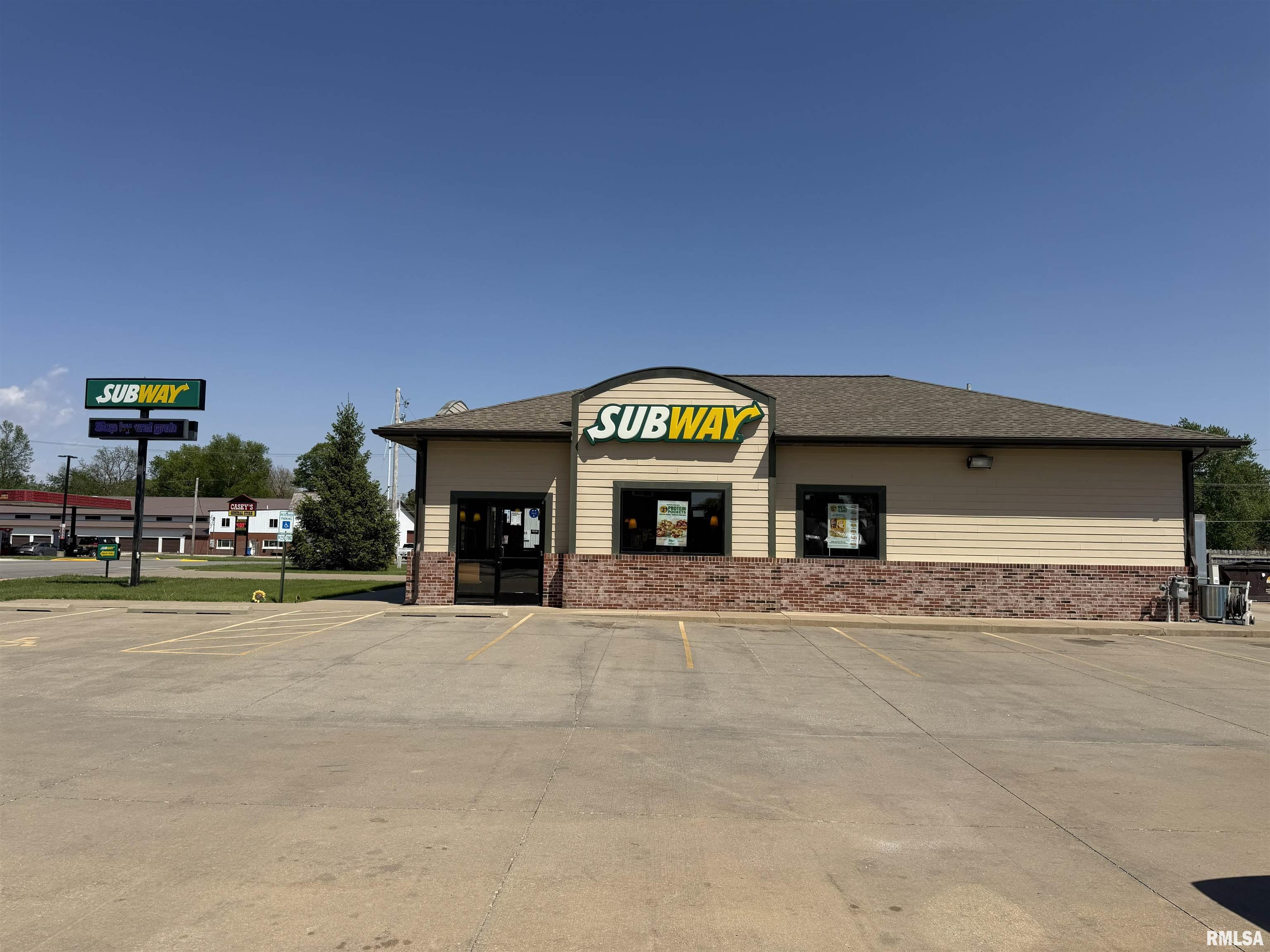 Photo 1 of 11 — 201 E CHESTNUT Street, Mason City, IL 62644