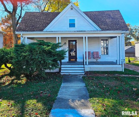 Homes For Sale - 517 E 2nd South Street<br/> Macoupin County, Carlinville, IL 62626