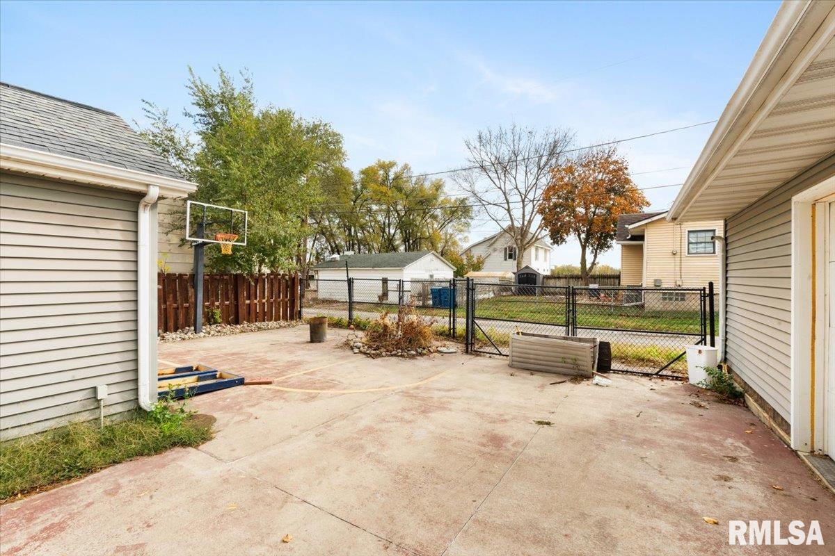 631 2nd Street, Buffalo, Iowa image 12