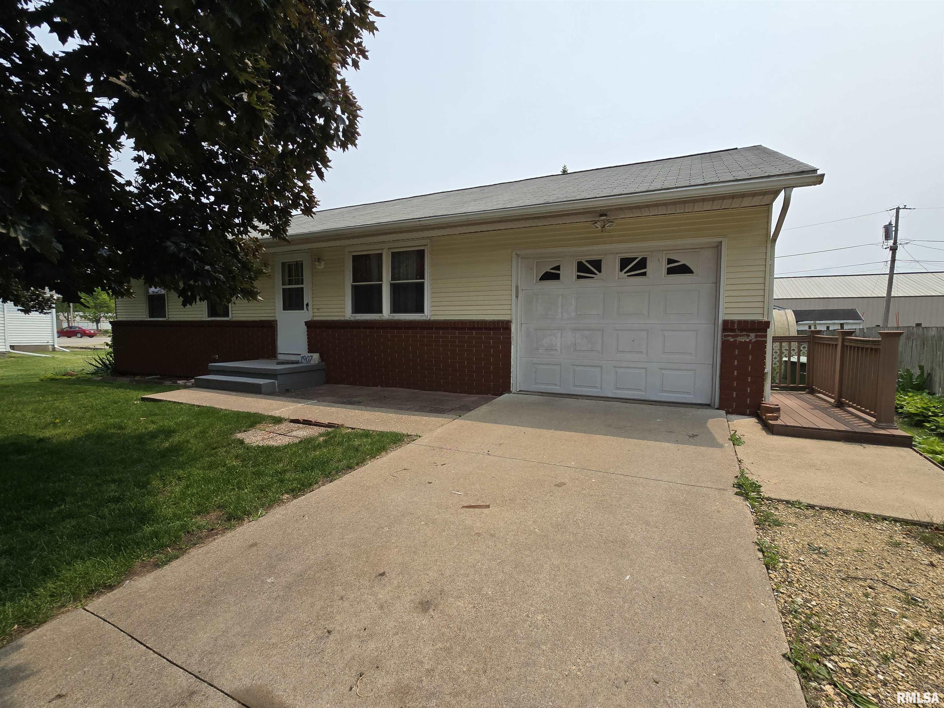 1907 S 15th Avenue, Clinton, Iowa image 2