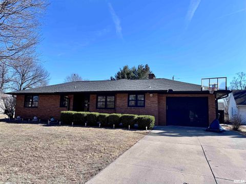 Homes For Sale - 621 Lawndale Drive<br/> Macomb, IL 61455