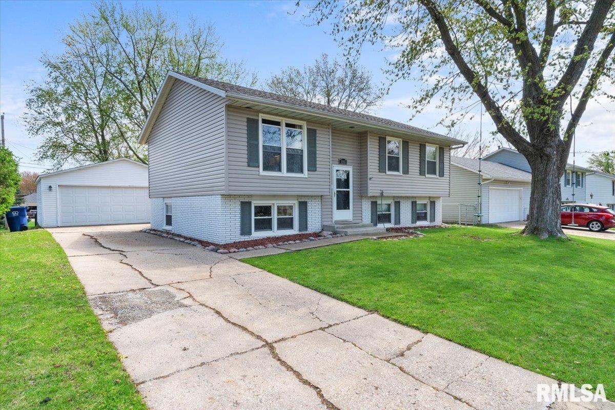 3555 Eldorado Drive, Bettendorf, Iowa image 2