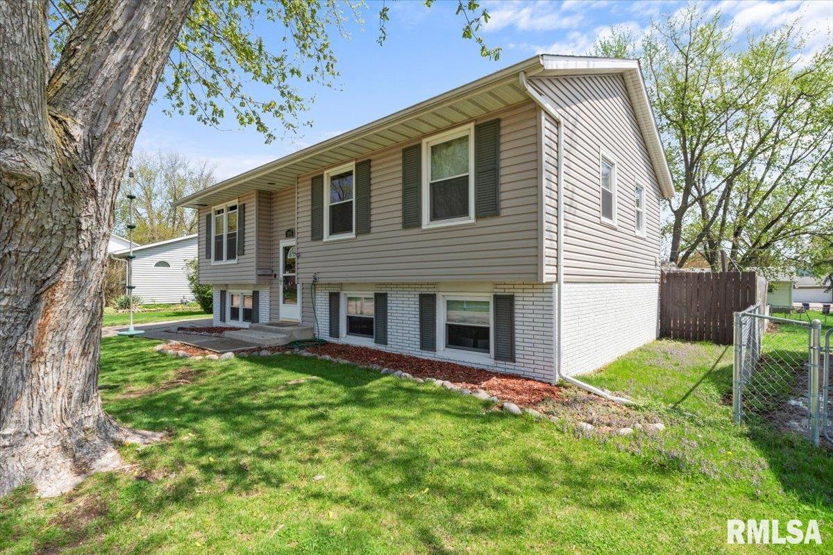 3555 Eldorado Drive, Bettendorf, Iowa image 3