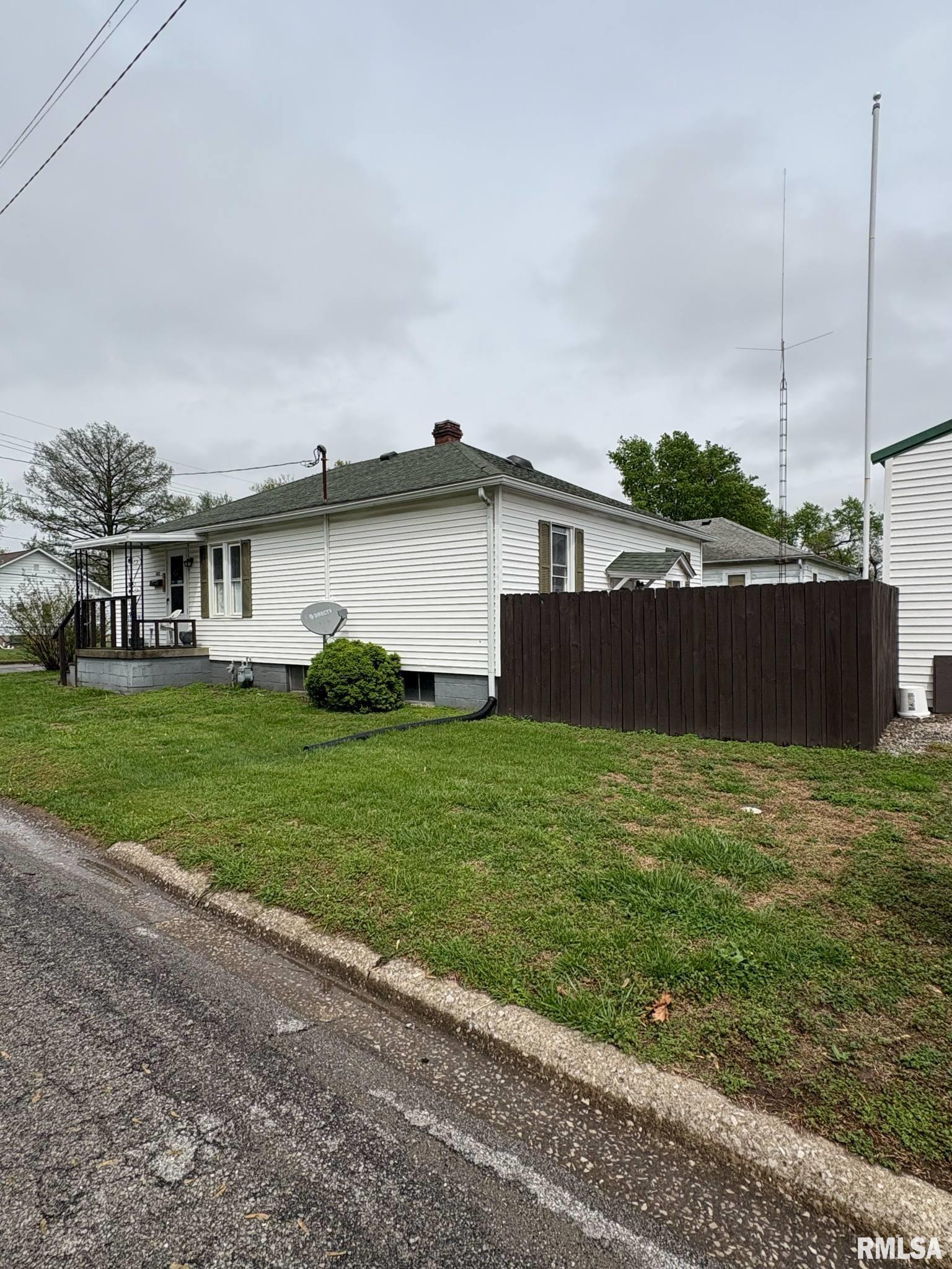 402 Lawrence Street, Benton, Illinois image 2