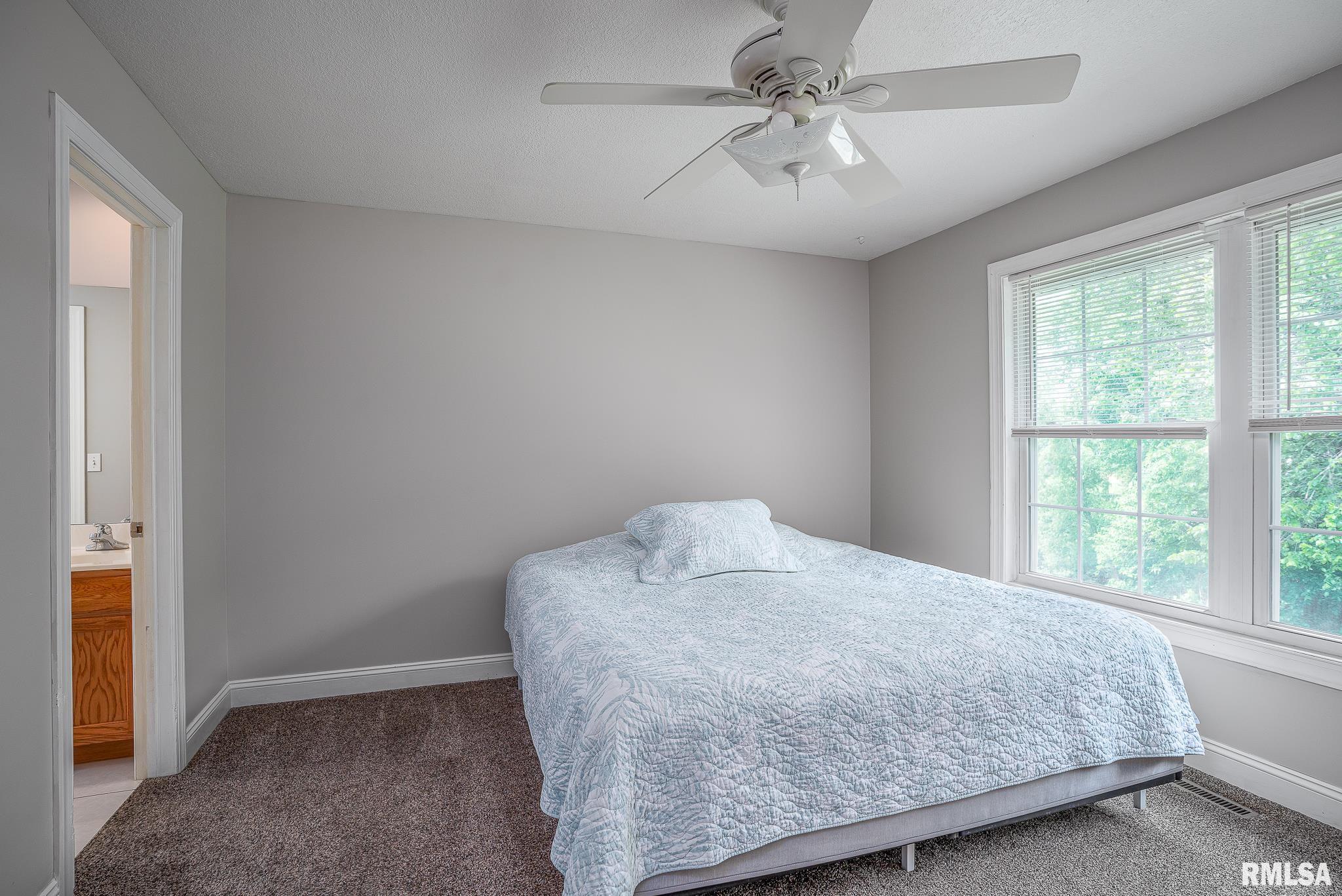 6939 Cresthill Drive, Davenport, Iowa image 9