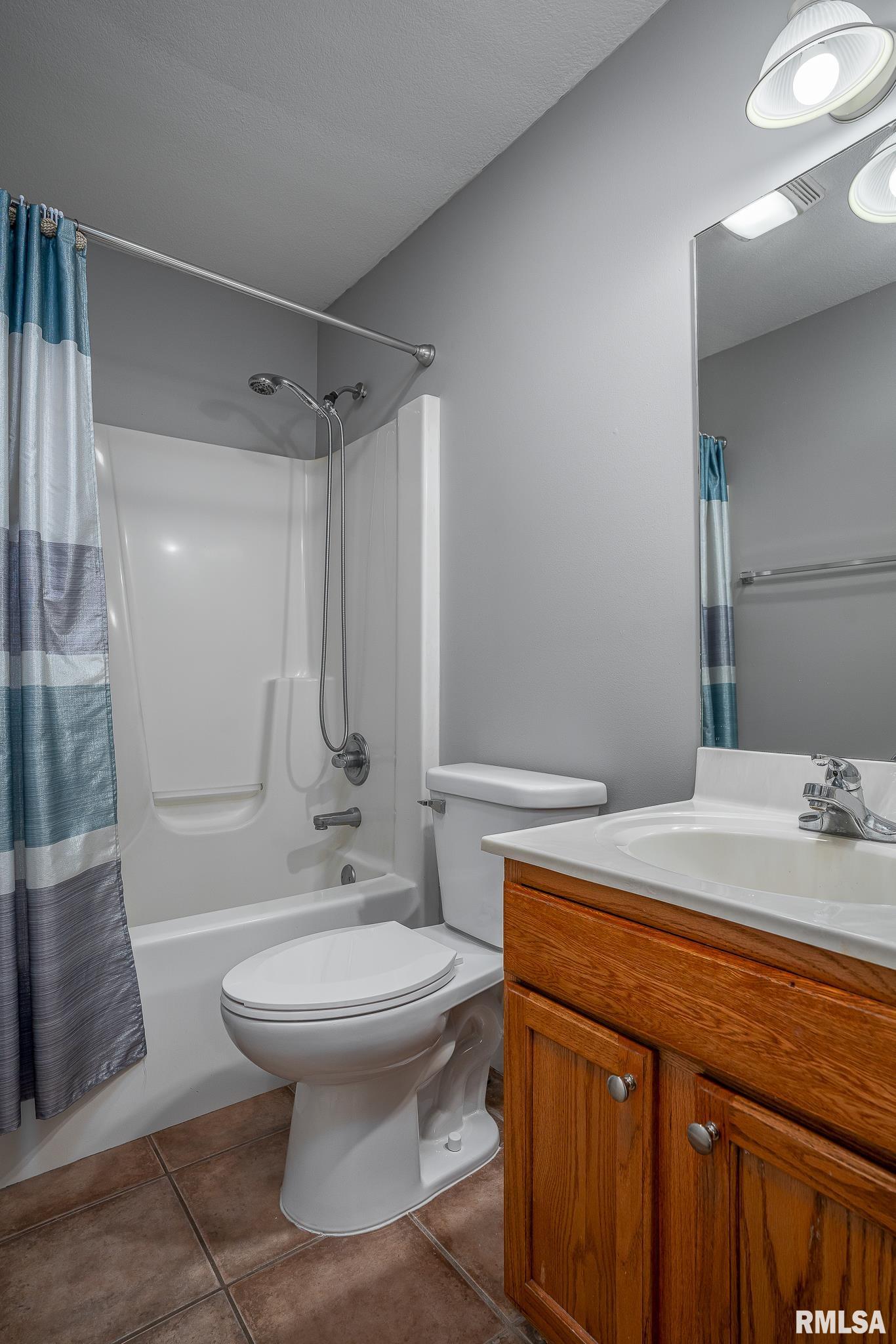 6939 Cresthill Drive, Davenport, Iowa image 13