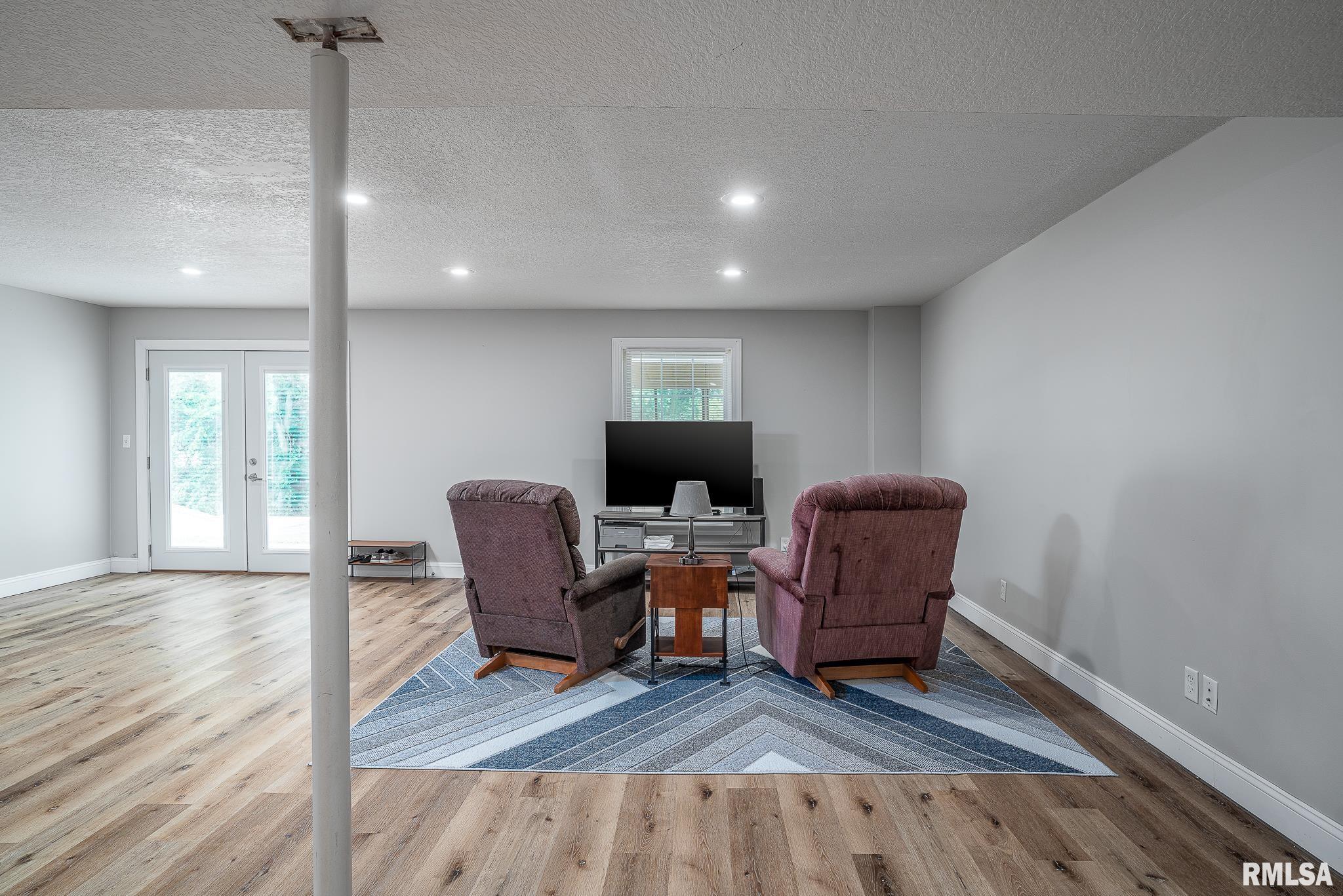 6939 Cresthill Drive, Davenport, Iowa image 15