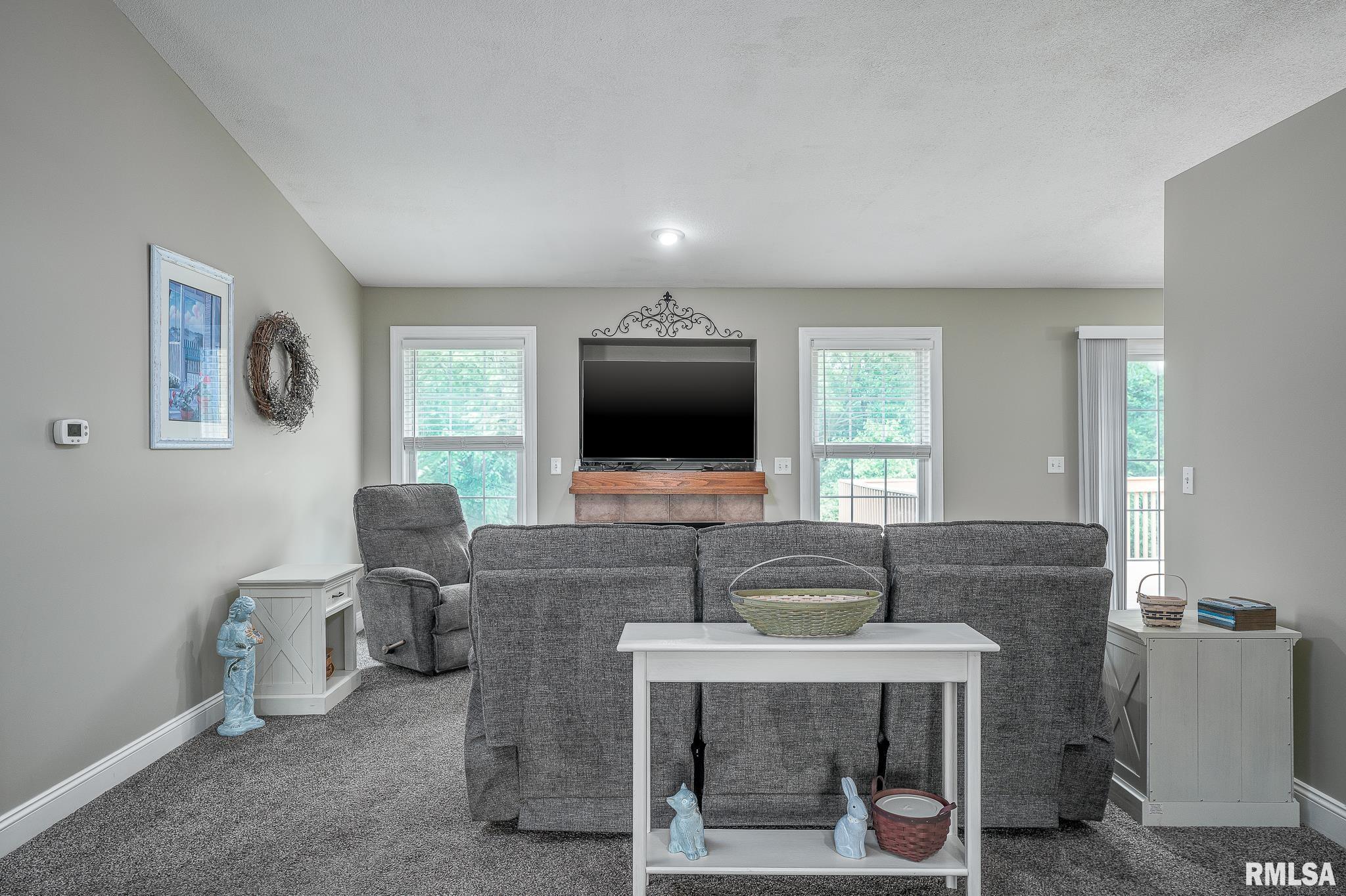 6939 Cresthill Drive, Davenport, Iowa image 3