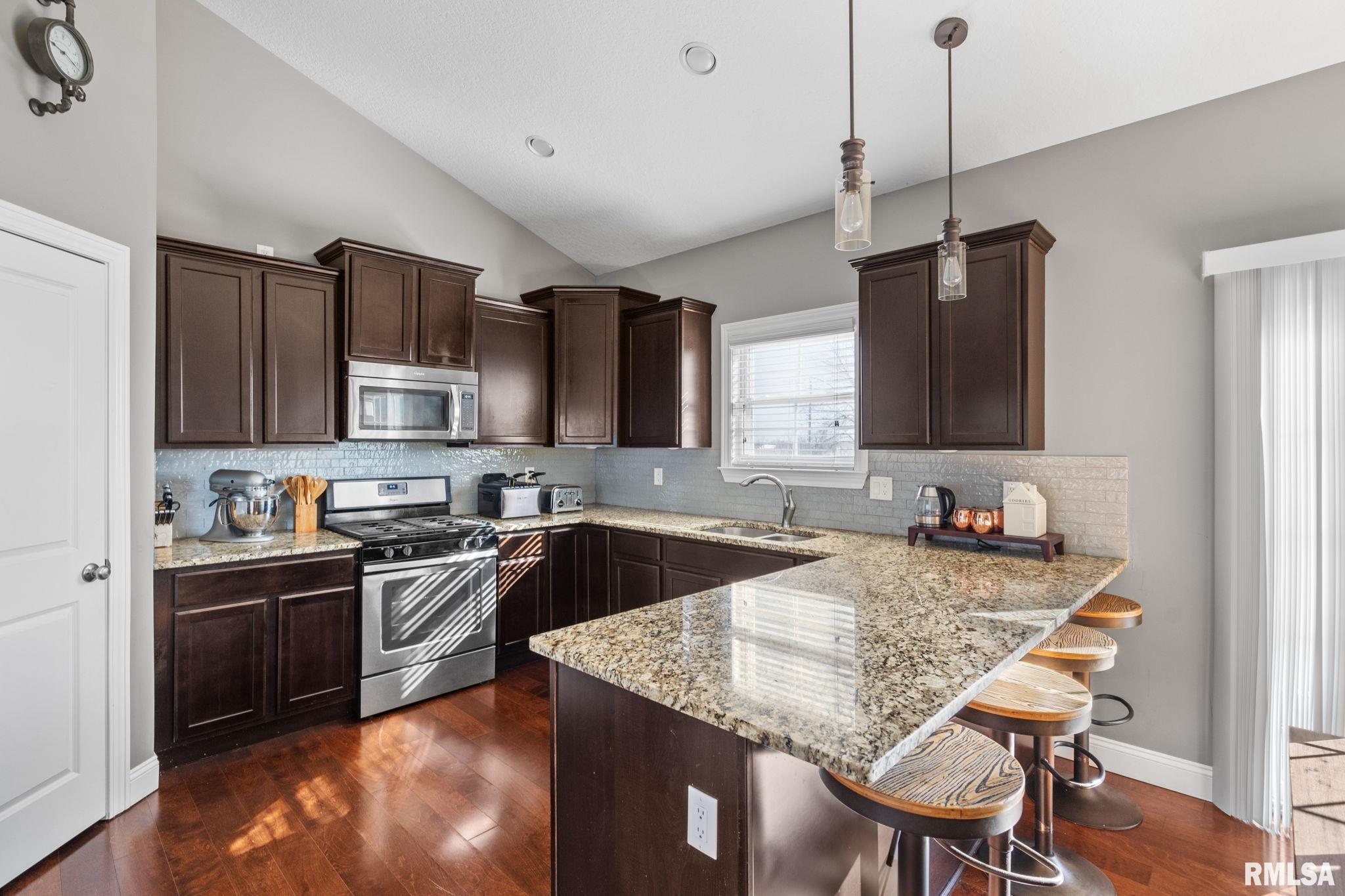 46 Cobblestone Lane, Le Claire, Iowa image 11