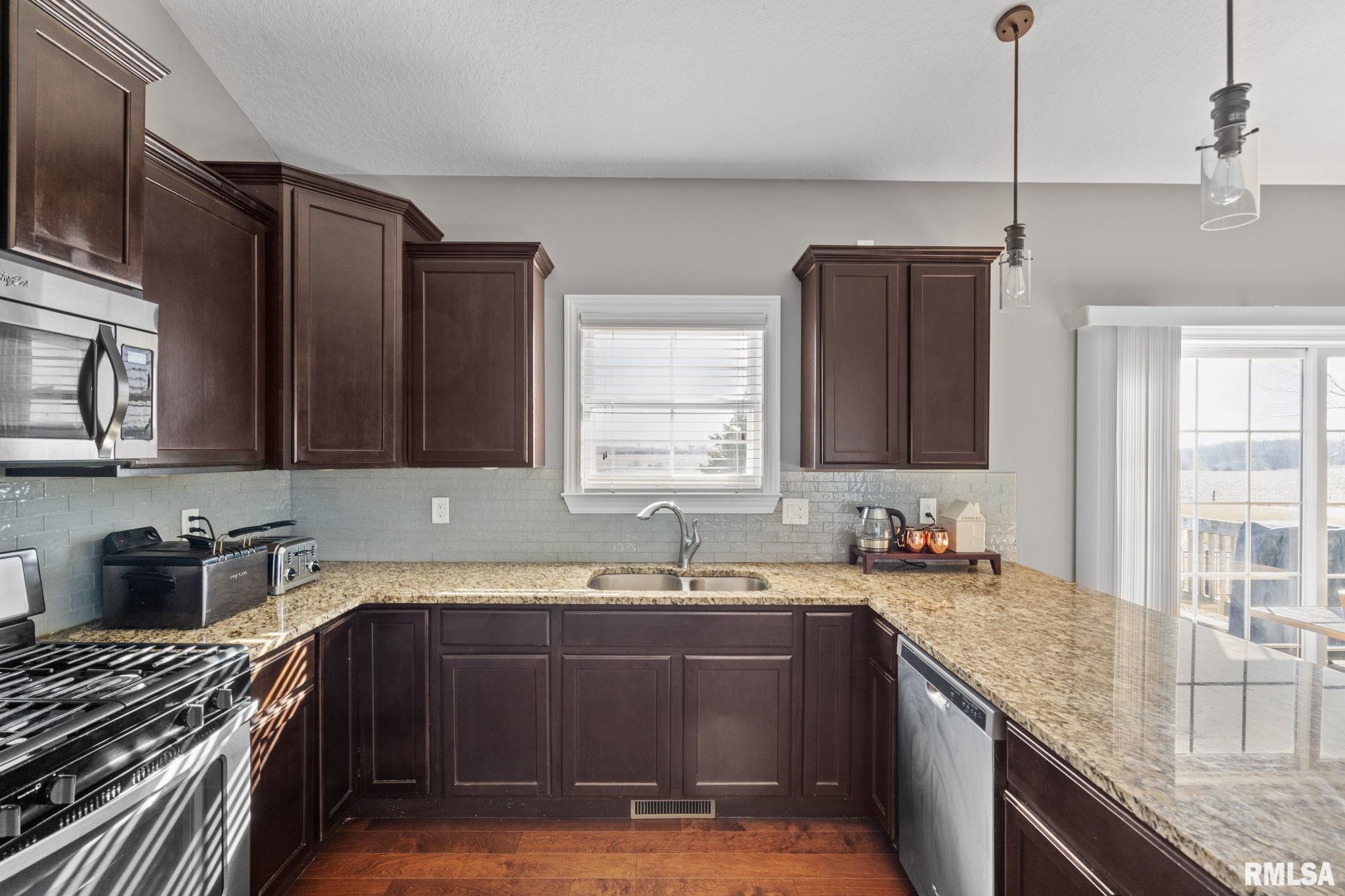 46 Cobblestone Lane, Le Claire, Iowa image 12