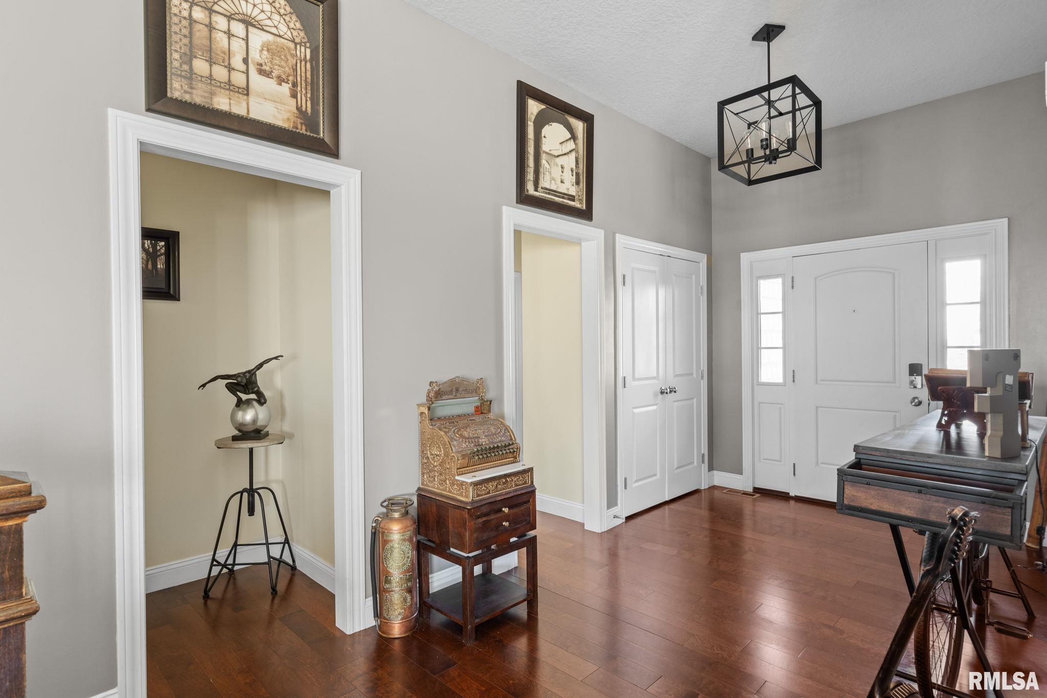 46 Cobblestone Lane, Le Claire, Iowa image 4