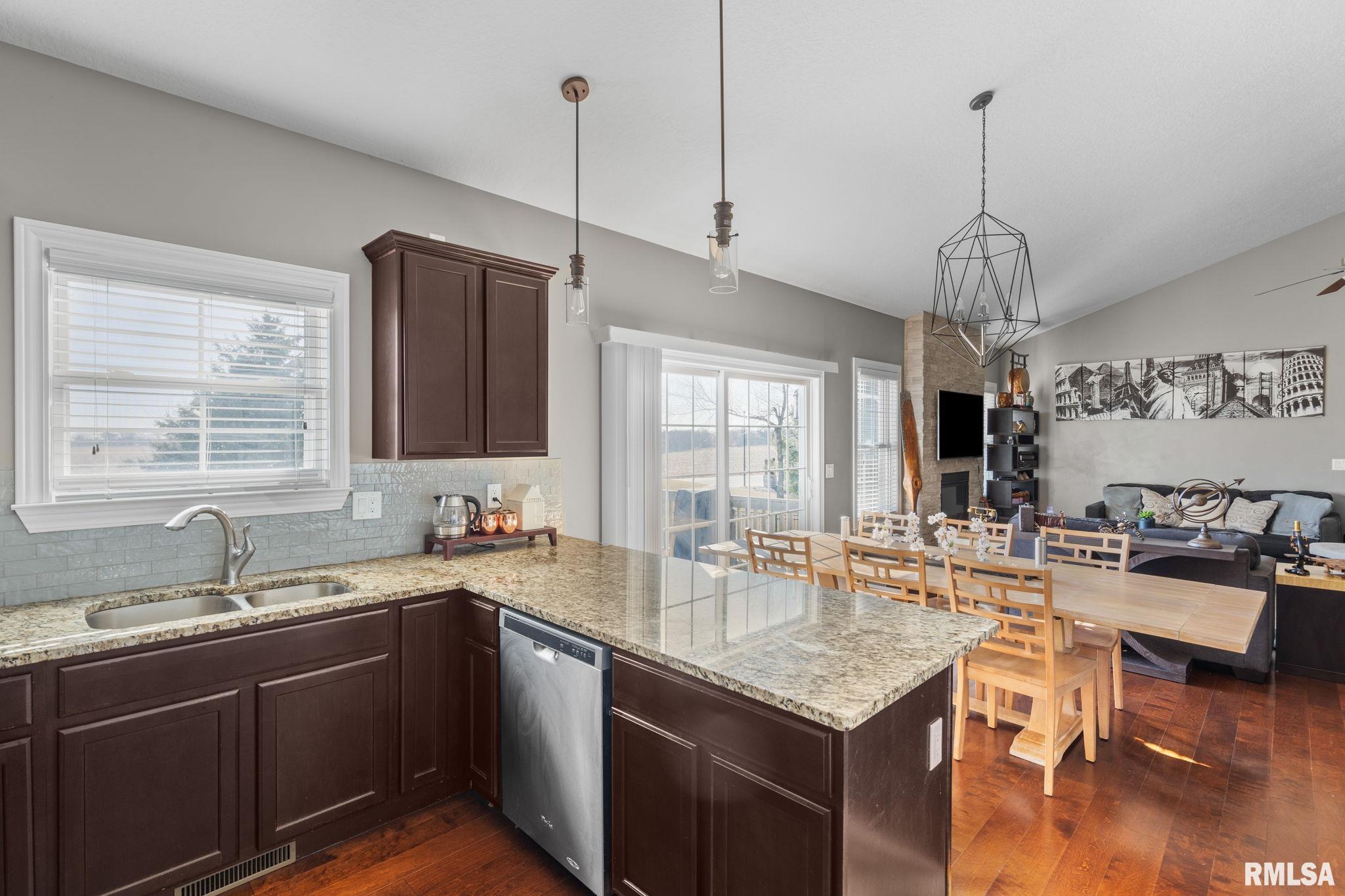 46 Cobblestone Lane, Le Claire, Iowa image 14