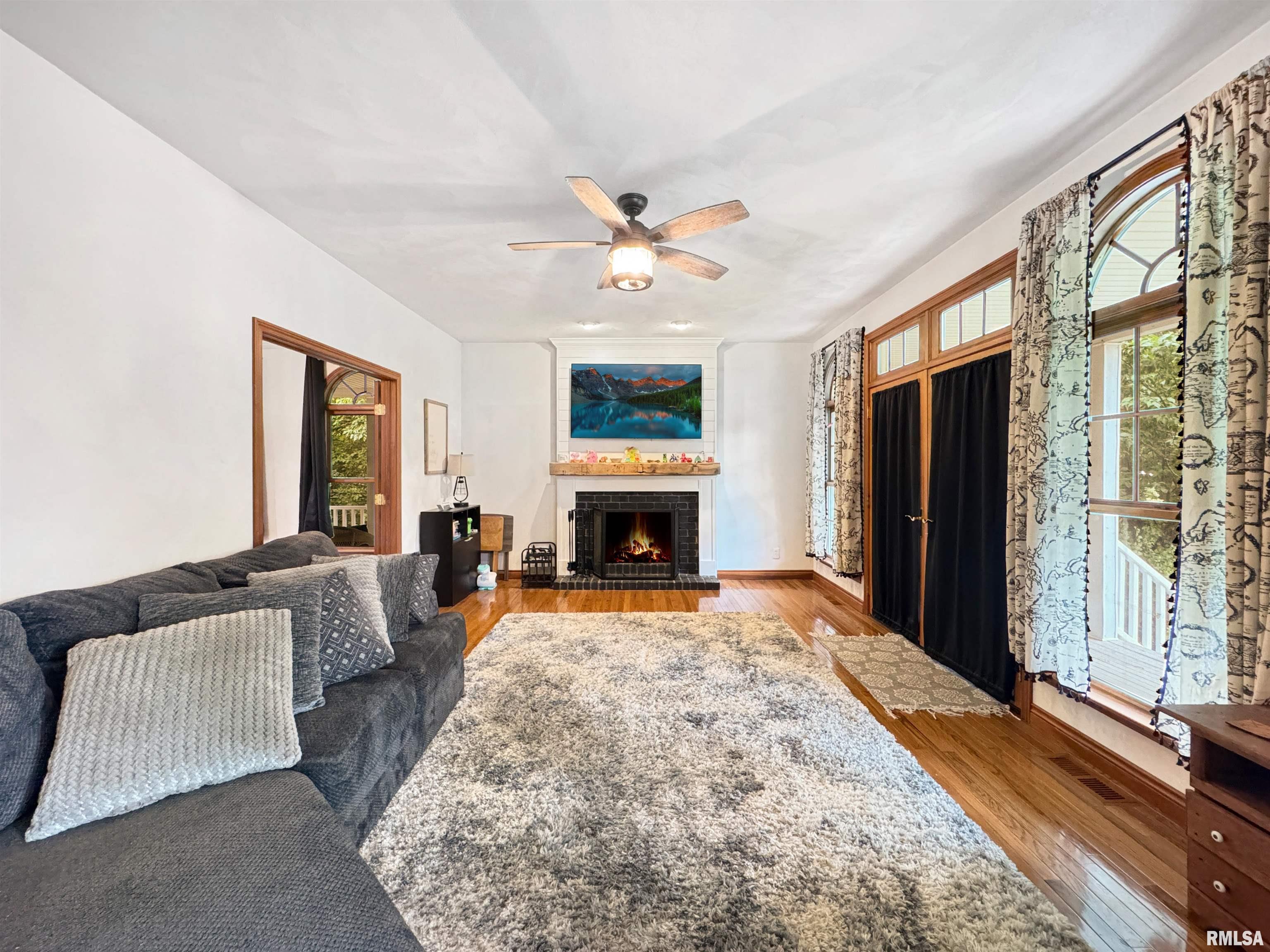 206 Windsor Drive, Germantown Hills, Illinois image 7