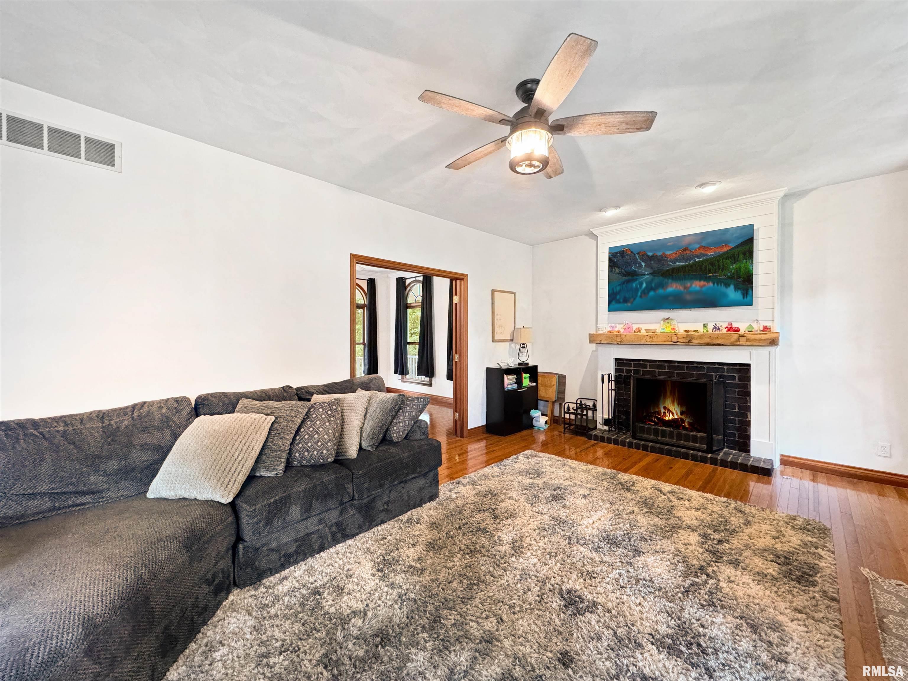 206 Windsor Drive, Germantown Hills, Illinois image 4