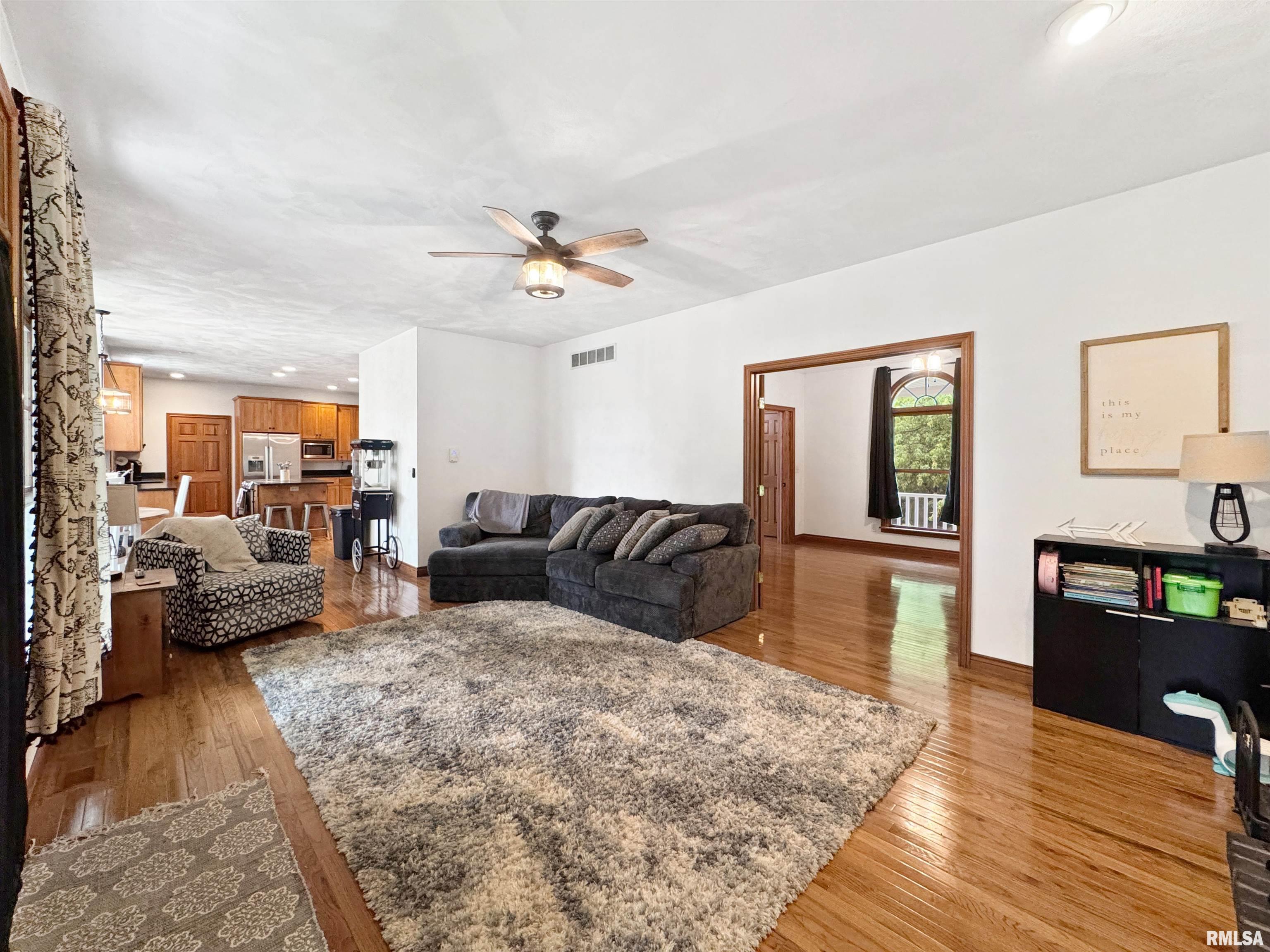 206 Windsor Drive, Germantown Hills, Illinois image 5
