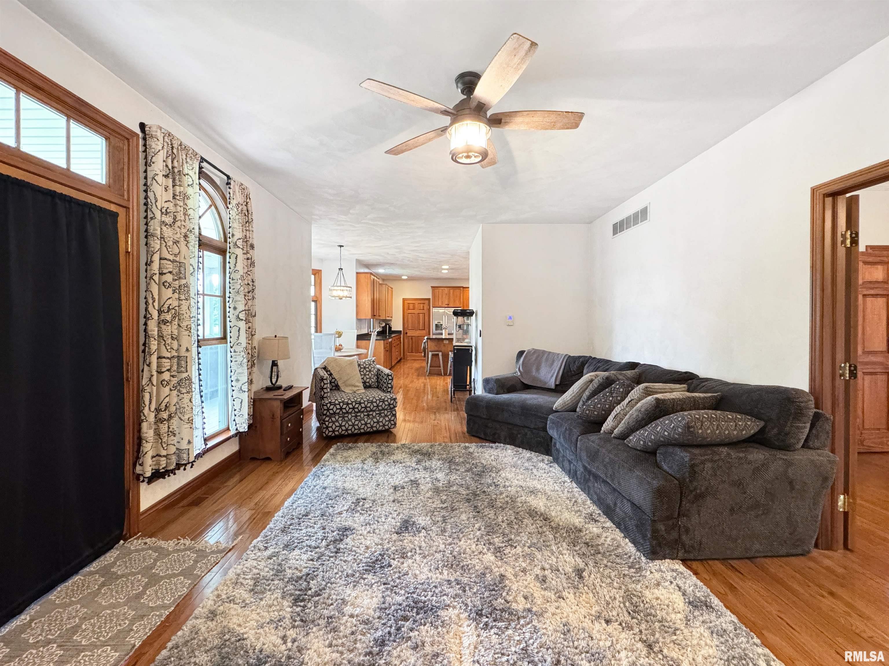 206 Windsor Drive, Germantown Hills, Illinois image 8