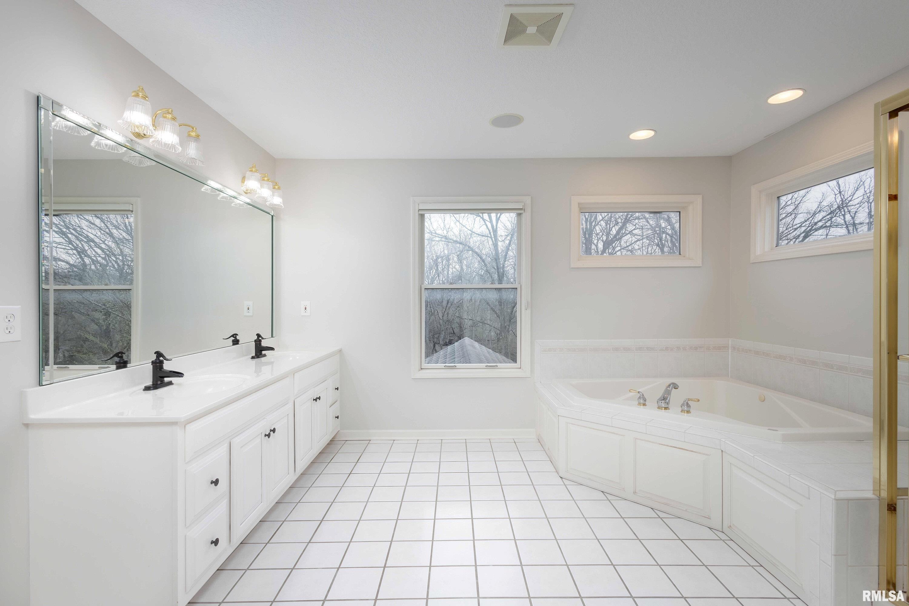 6800 Ridges Court, Bettendorf, Iowa image 30