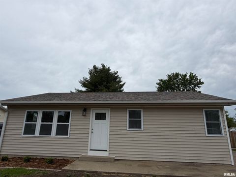 Photo of 858 W Superior Street, Jacksonville, IL 62650 (MLS # CA1043295)