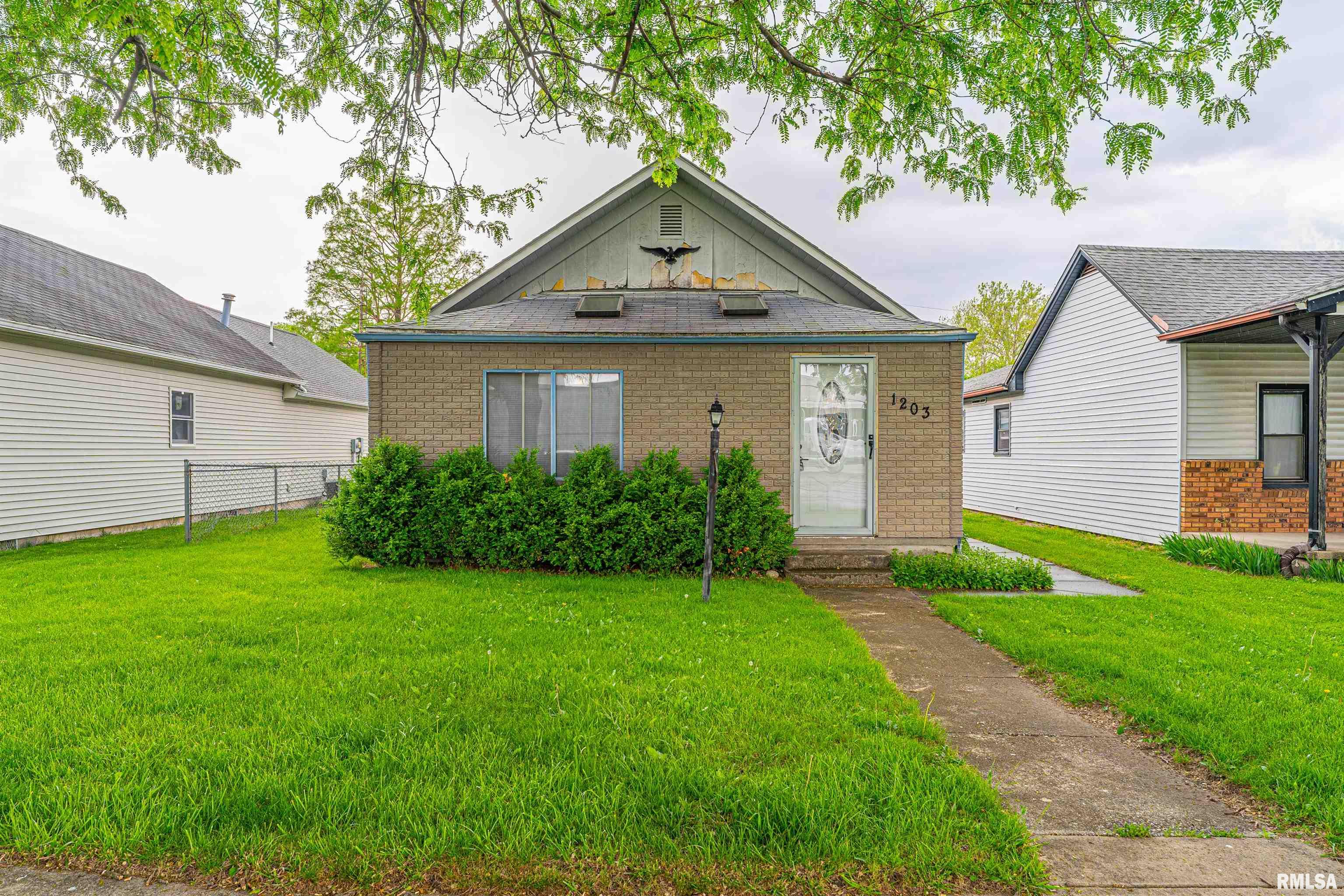 1203 N Logan Street, Lincoln, Illinois image 2