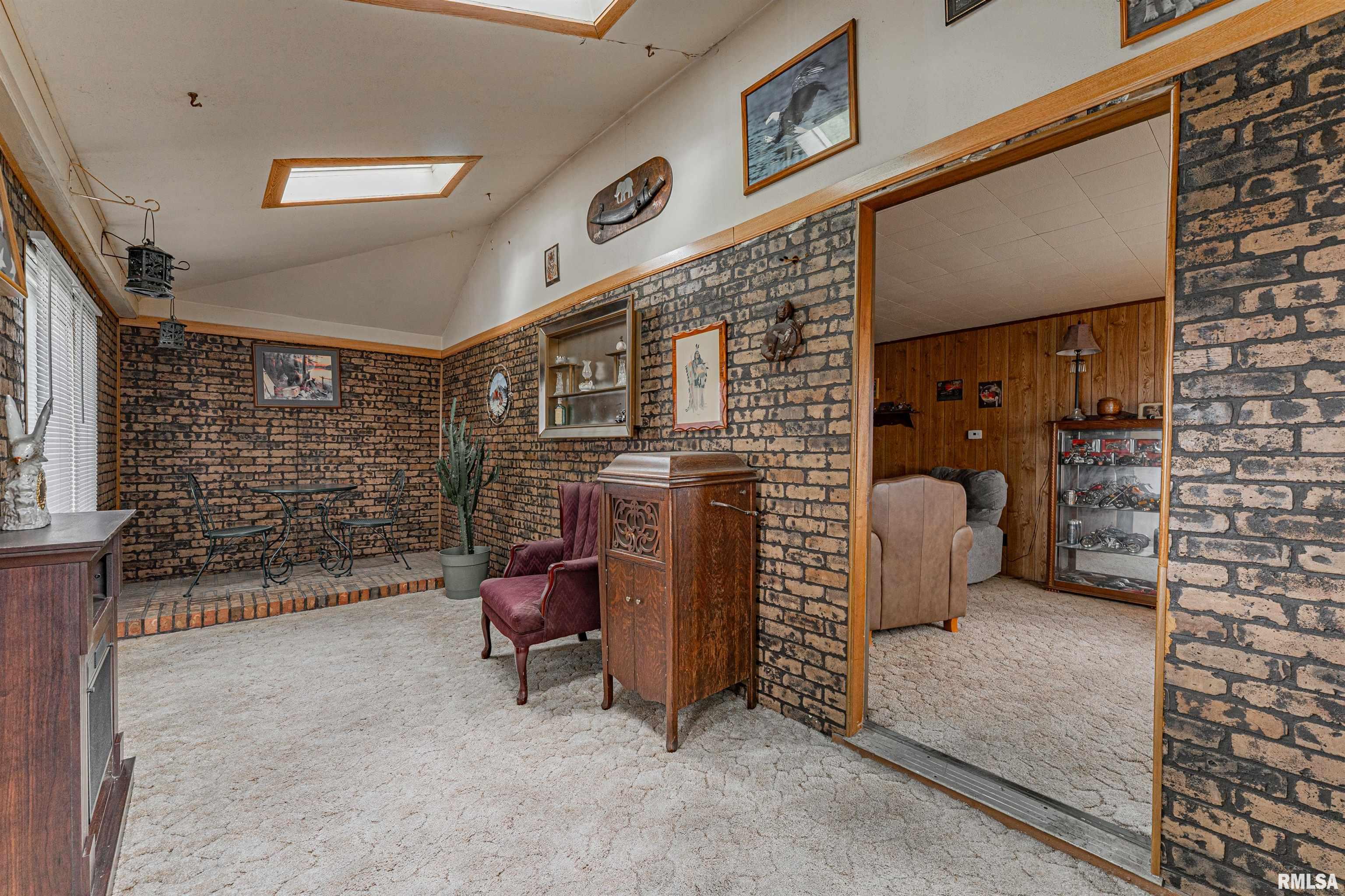 1203 N Logan Street, Lincoln, Illinois image 3