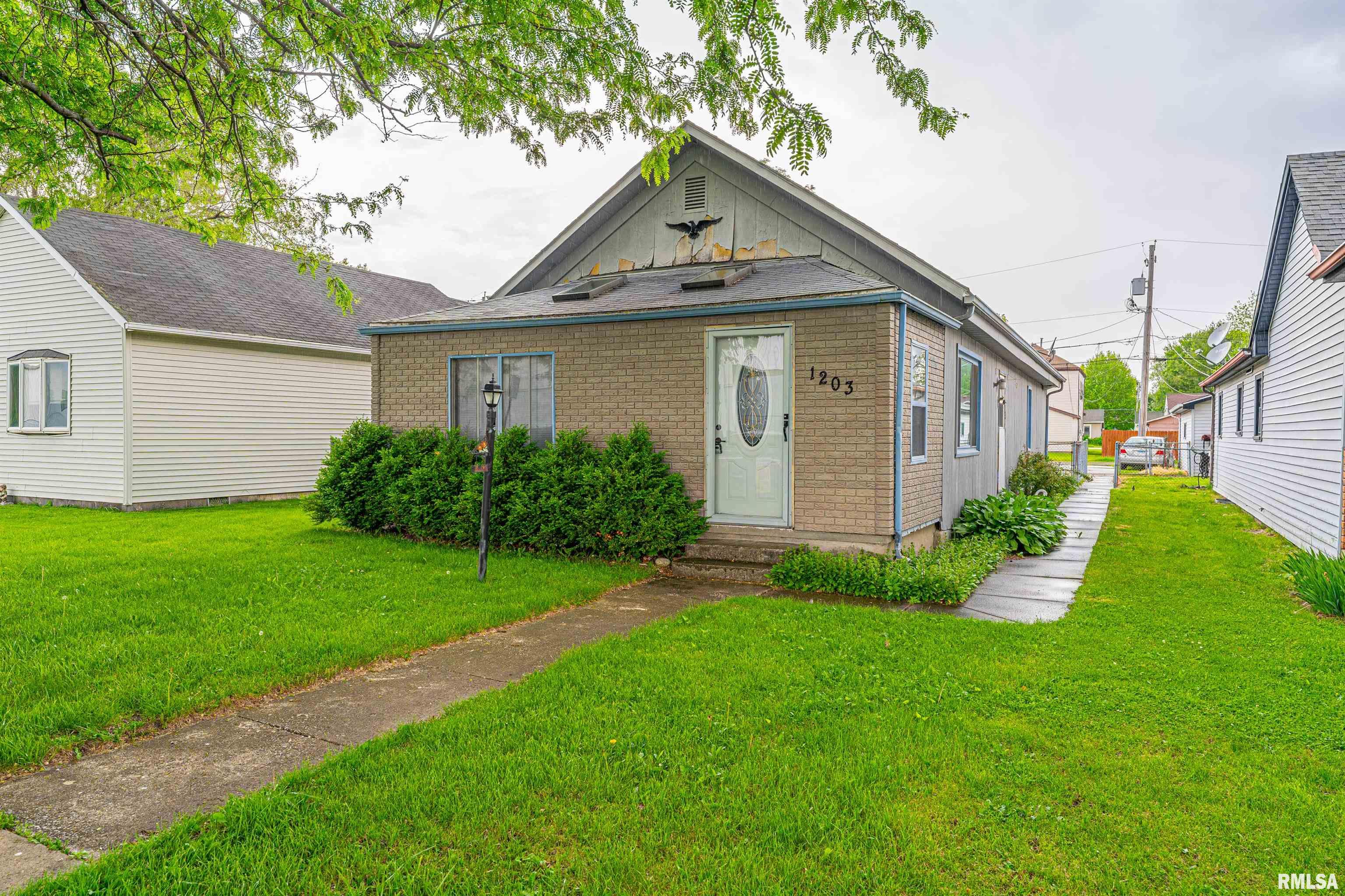 1203 N LOGAN Street