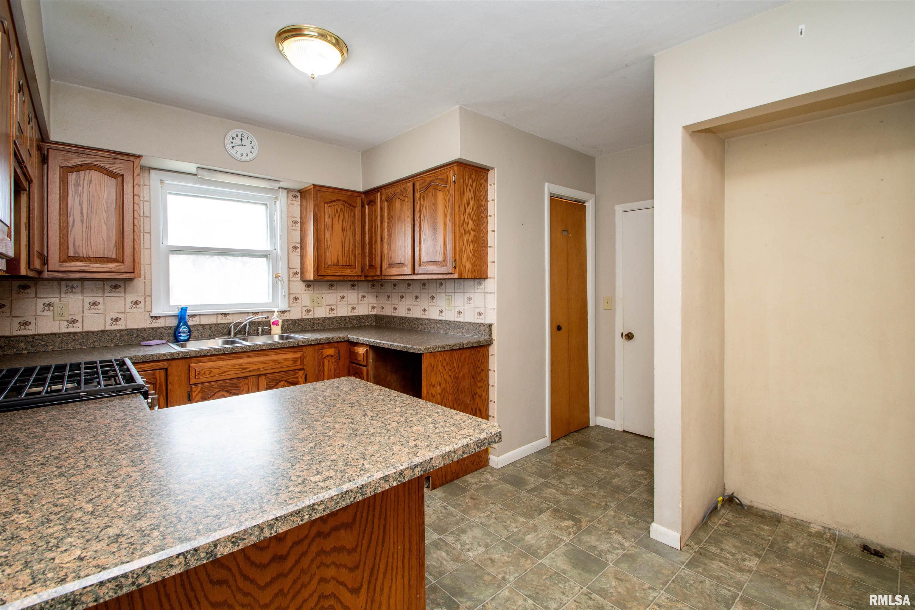 313 W Thomas Street, Toulon, Illinois image 19
