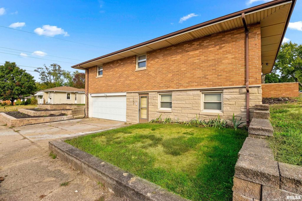 Photo of 1201 JEFFERSON Street, Pekin, IL 61554 (MLS # PA1261956)