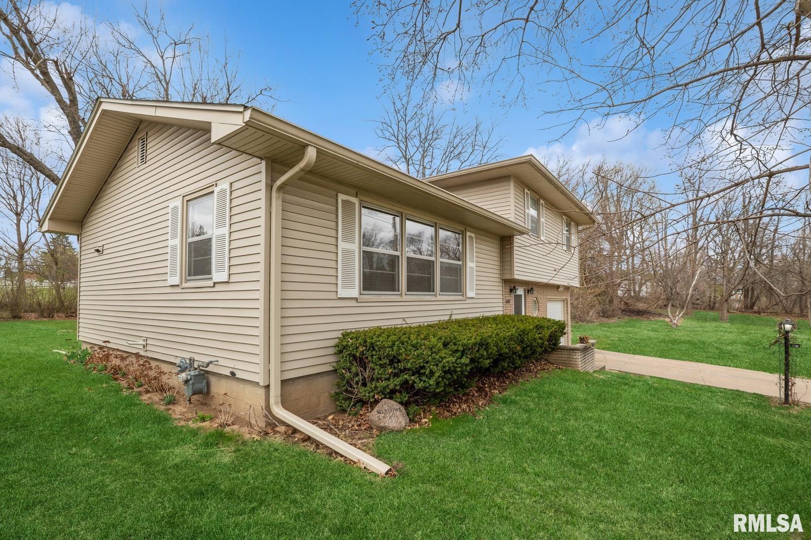 1608 Rockwood Court, Clinton, Iowa image 2