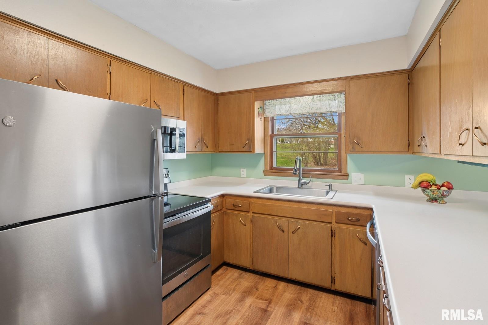 1608 Rockwood Court, Clinton, Iowa image 11