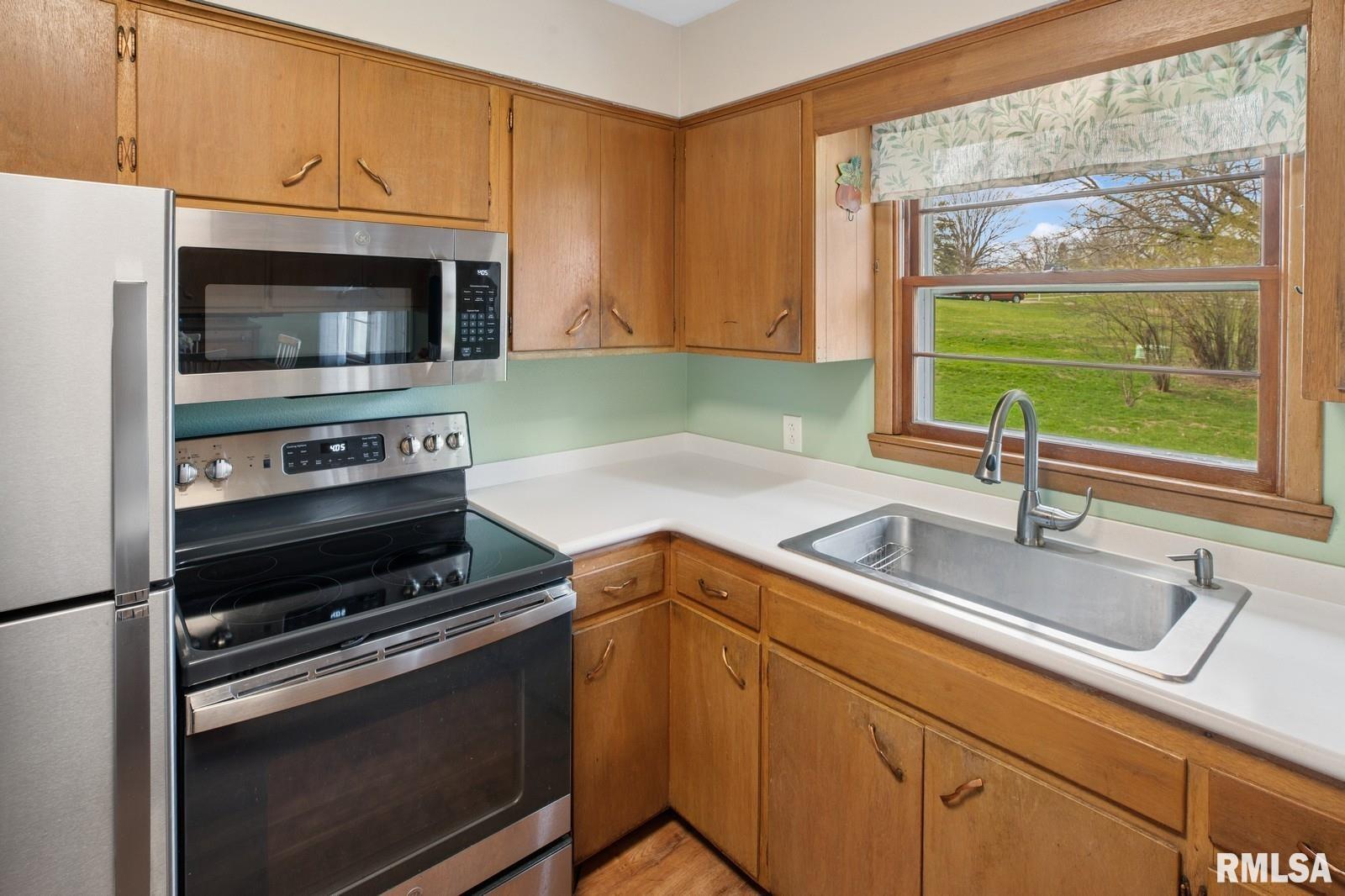 1608 Rockwood Court, Clinton, Iowa image 12