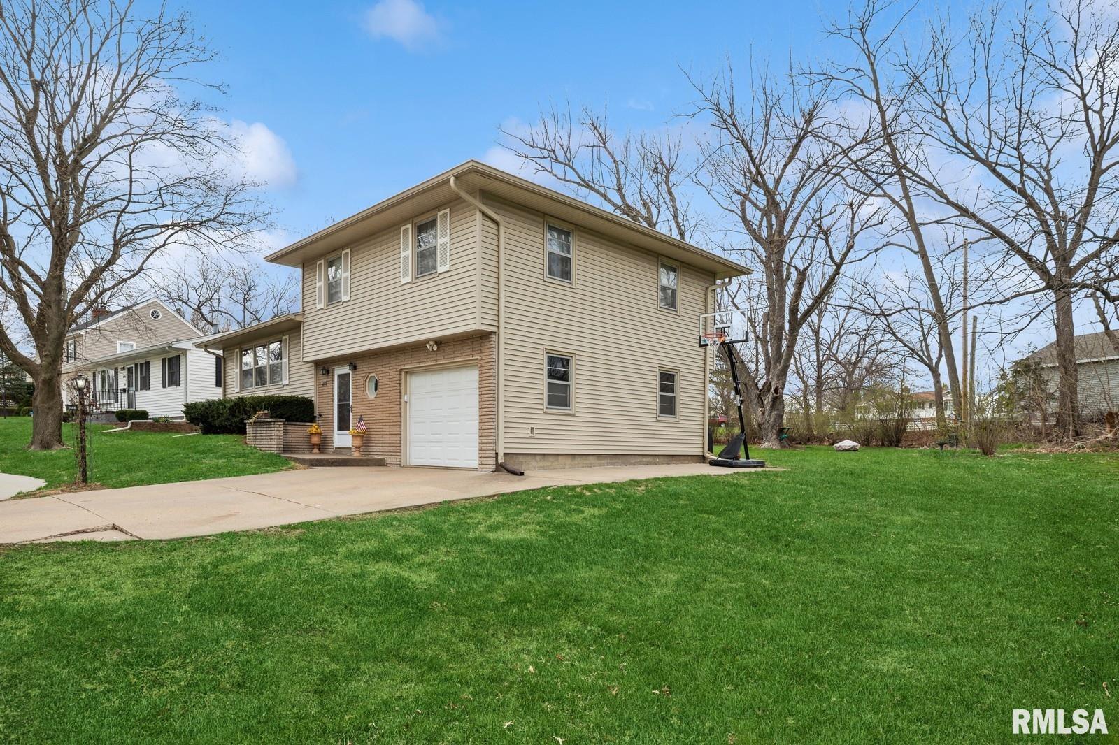 1608 Rockwood Court, Clinton, Iowa image 3