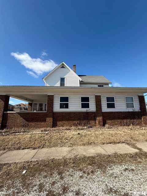 Homes For Sale - 119 E Broadway Street<br/> Astoria, IL 61501