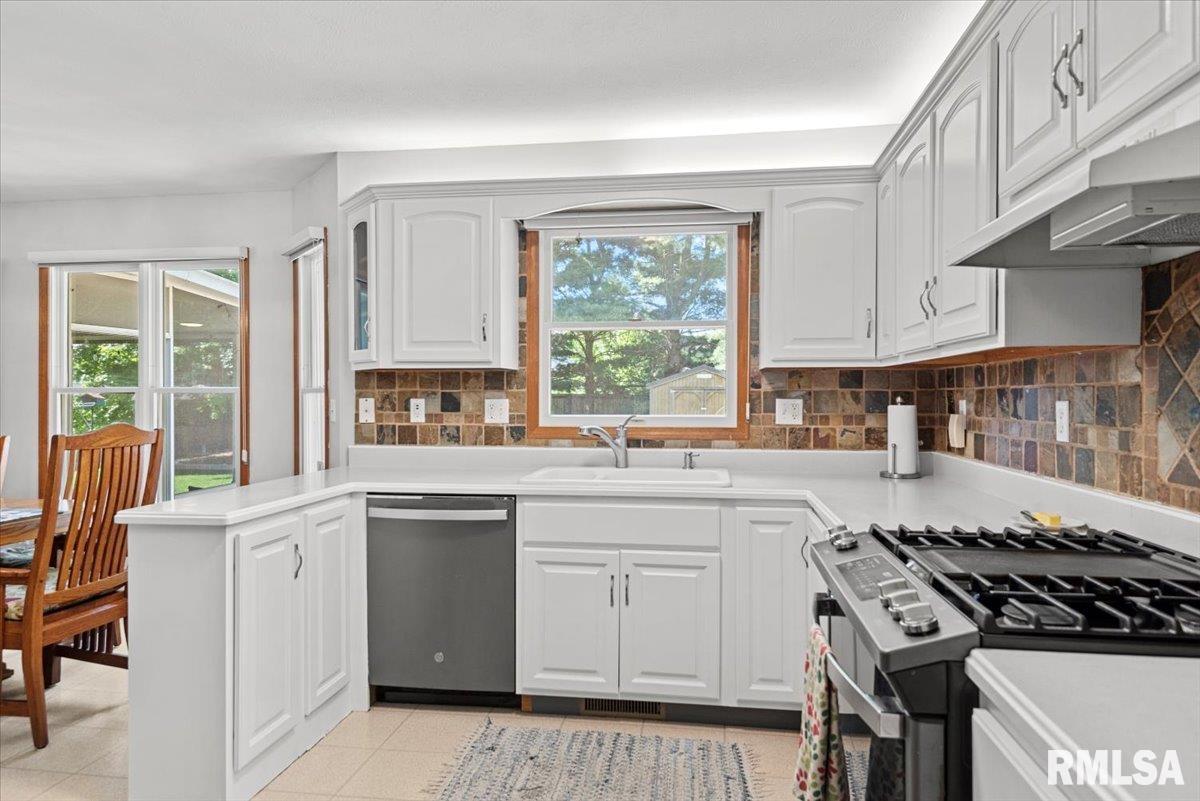 308 Linden Lane, Williamsville, Illinois image 16