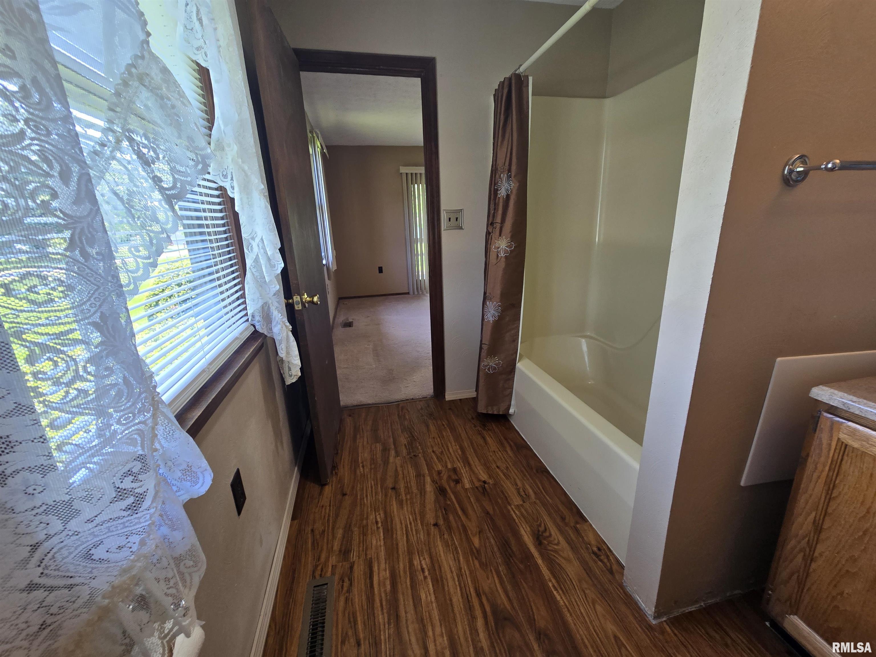 201 S Dogwood Street, Belle Rive, Illinois image 47