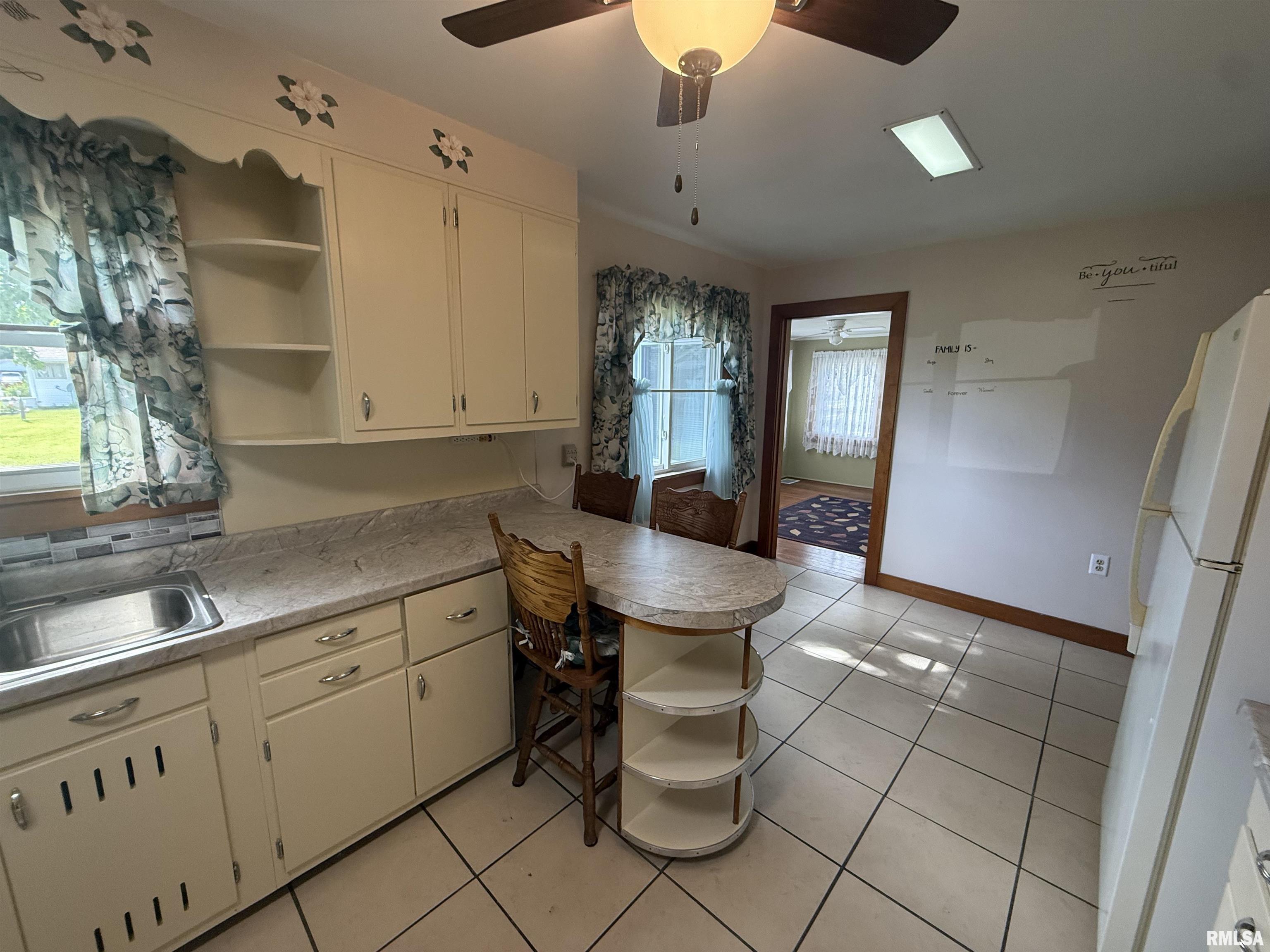 130 E Maple Street, Roseville, Illinois image 10