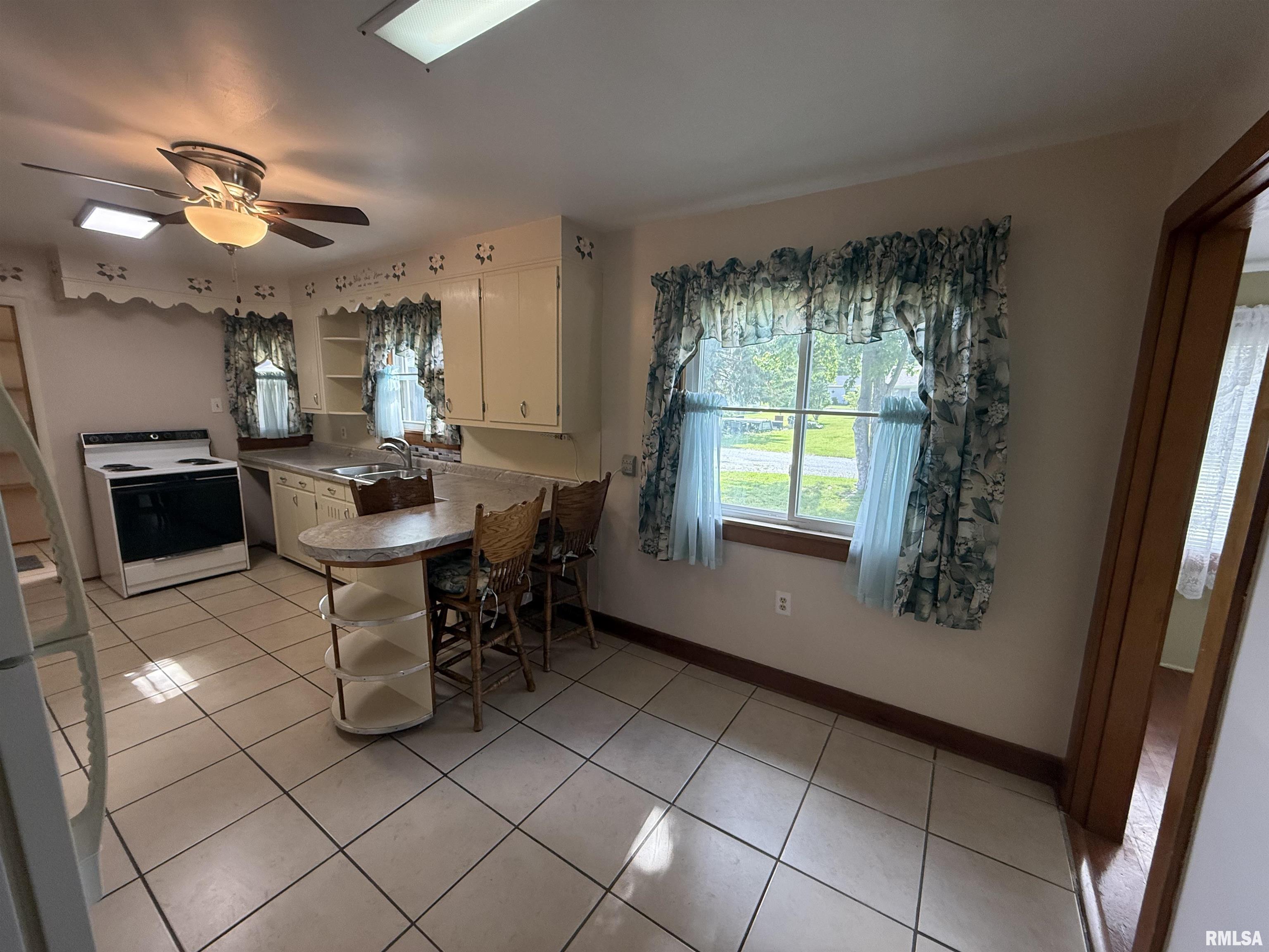 130 E Maple Street, Roseville, Illinois image 13