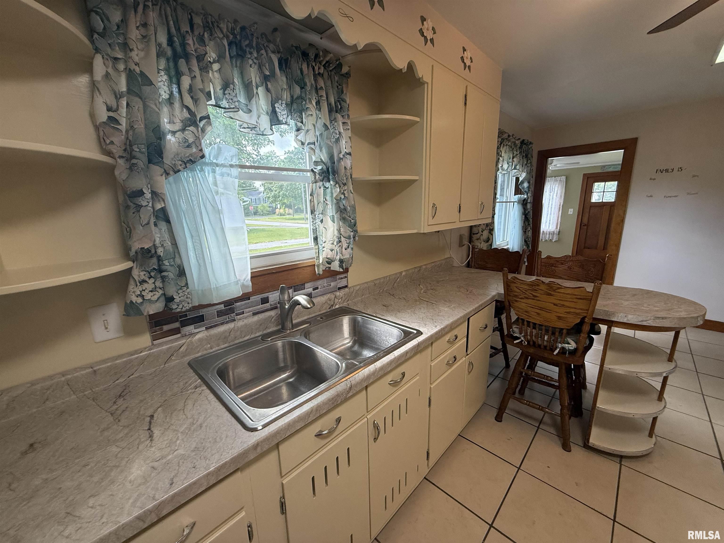 130 E Maple Street, Roseville, Illinois image 9